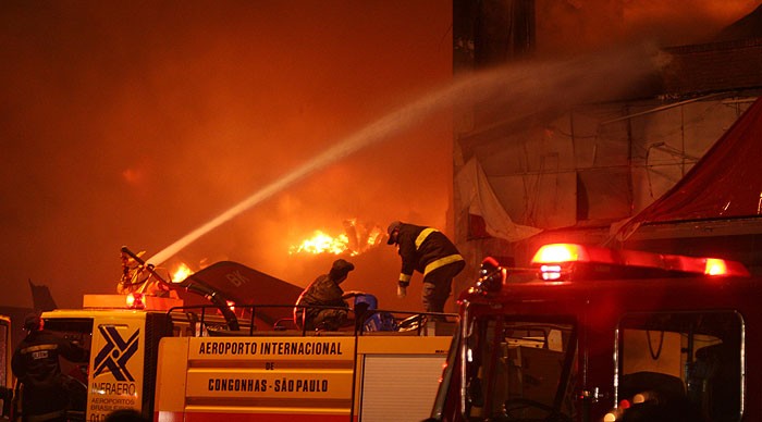 Huracanes tornados destrozos fotos imagenes fenomenos climaticos rayos truenos tormentas ojos investigaciones destrucciones argentina estados unidos mexico temporales www.wetherchannel.com pronosticos John Travolta,Nicholas Cage,Contracara,cirugias esteticas,rostro,lipoaspiraciones,medicina,cirujanos,operaciones,Maria Reich,Nazca,lineas,calendario astronomico,Peru,dibujos,astronomia,geometria,Bernd Teichert,mapas,Ana Mar&iacute;a Cogorno,ovnis,misterios,Cristobal Colon,Hernando,Diego,catedral Sevillana,Cartuja Pickman,Jos&eacute; Antonio Lorente,Granada,ADN;restos,Marcial Castro,antropologia,Republica Dominicana,www.egipto.com,Egipto,Keops,piramides,descubrimientos,Aton,Ankh,tumbas,sarcofacos,momias,embalsamamientos,Kefren,camaras secretas,Nefertiti,Amenofis,Nilo,inundaciones,Blade Runner,Ridley Scott, Richard Dawkins,Steven Pinker,Harrison Ford,Stephen Minger,Stanley Kubrick,Daryl Hanna,replicantes,androides,ciencia ficcion,Contactos,SHGb02+14a,proyecto SETI,Search for Extra Terrestial Intelligence,SETI@home,Robert Zemeckis,Jodie Foster,Dan Wertheimer,New Scientist,Arecibo,Puerto Rico,civilizaciones extraterrestres,Ma libert&eacute; de penser,Florent Pagny,Argentina,France,Patagonia,Argentine,Azucena Caama&ntilde;o,Savoir aimer,artistes,musique,musica,CD,cantores,ventas,compras,ranking,Paparazzi,Isabel Sartorius,Borbon,Ortiz Pati&ntilde;o,Vallejo Najera,Entrecanales,Mora Figueroa,Antonio Montero,Sainz Vicu&ntilde;a,Espa&ntilde;a,jet set,Mallorca,Ibiza,John Fitzgerald Kennedy,Lee Harvey Oswald,Vitaliy Fadeyev,Lawrence Berkeley,Carl Haber,Fidel Castro,Lyndon B. Johnson,Jackie,Onassis,Irma Roy,Carolina Papaleo,Osvaldo,diputada nacional,Congreso,Argentina,Raul Granillo Ocampo,politica,justicialismo,peronismo,cine,television,La Horqueta,San Isidro,que se vayan todos,diciembre 2001,2002,2003,2004,maria julia alsogaray,alvaros,,Roberto Mart&iacute;nez Medina,Maria Julia Alsogaray,Ra&uacute;l Granillo Ocampo,Jorge Rodr&iacute;guez,V&iacute;ctor Alderete,Claudia Bello,Angel Massa,Alfredo Yabran,Mario Pontaquarto,Nestor Carlos Kirchner,Cristina Elizabeth Fernandez,corrupcion,senado,general rodriguez,anibal,fernandez,alberto,fernando de la rua,ines pertine,eduardo duhalde,hilda chiche gonzalez,2000,2001,2002,2003,2004,Museos,www.louvre.fr,Leonardo Da Vinci,Gioconda,Mona Lisa,Italia,Francia,France,inventos,Italy,renacimiento,historia,cuadros,links,images,postcards,photos,fotos,imagenes,postales,pictures,historia,arqueologia,descubrimientos,culturales,agenda,infodiario,diario accion,buenos aires,argentina,Diario Accion de General Rodriguez, politica, actualidad, noticias e informacion, personalidades e instituciones, policiales, galerias de fotos; historia de General Rodriguez, sus origenes, edificios, estancias, habitos y costumbres, anecdotas, comercios e industrias, los fundadores, antiguas instituciones, fotos e imagenes; suplementos especiales: la crisis politica, economica y social de la Argentina, los acontecimientos de Diciembre de 2001, articulos y entrevistas; Emigracion: toda la informacion destinada a aquellos que desean emigrar, radicarse o estudiar en el exterior, visas, pasaportes, consejos, guias, informacion util, links; Trueque: novedades e informacion, links, estructura del trueque; el casamiento de Maxima Zorreguieta y el principe Guillermo Alejandro de Holanda; Guerra de Afganistan: galeria de imagenes e informacion sobre la primera guerra del siglo XXI; la guerra de Irak, Bagdad, Georges W. Bush, Saddam Husseim, el atentado a las torres Gemelas de Nueva York, las twin towers, el 11-s, y descripcion del hecho que conmovio al mundo; Empleo: consultoras, clasificados, agencias de empleo, consejos e informacion util, curriculum vitae, como confeccionarlos, noticias de actualidad; 
Los numeros de la crisis: Las consecuencias de la crisis politica, economica y social; estadisticas, pobreza, desnutricion, salud y asistencia; noticias regionales y provinciales, columnas y editoriales; informacion para negocios: pymes, links, empresas y negocios; Agenda Cultural con toda la informacion de cursos, universidades, talleres, escuelas y oportunidades, exposiciones de arte de la region; buscadores en Internet, Enlaces: links a los mejores sitios de educacion, cultura, arte, biografias, politica, interes general, web, Links del Diario Accion: RMS Titanic, su historia, su tragico viaje inaugural; historias, testimonios, documentos y articulos sobre el naufragio; links y sitios sobre el tema; la pelicula de Cameron, fotos e imagenes; suplementos especiales, Historia Argentina y de General Rodriguez, la llegada de la democracia en General Rodriguez, la asuncion de Juan Lumbreras como intendente en 1983, galeria de imagenes, sus palabras y los actos, su gabinete, festejos de la comunidad. Fundacion del pueblo de General Rodriguez, sus instituciones y personalidades relevantes, arquitectura y edificios, comercios e industrias, sus comienzos, estancias, inmigraciones italianas, espa&ntilde;olas, vascas e irlandesas, anecdotas y efemerides, sus hombres ilustres, el Hospital Vicente Lopez y Planes, su fundacion por las Damas de Beneficencia, el hundimiento del crucero General Belgrano, testimonios de ex combatientes y tripulantes, su comandante Hector Elias Bonzo, fotos e imagenes, recuerdos y homenajes, historia de la familia Bonzo de General Rodriguez, entrevistas y articulos periodisticos. La guerra de Malvinas en el Atlantico Sur, el conflicto belico con Gran Breta&ntilde;a de 1982, politicos relevantes, Benjamin Paez y Trueba, fotos antiguas de familias fundadoras, galerias de imagenes de pobladores, recorrida virtual por el antiguo General Rodriguez, el paso de la Infanta en 1910, historia de La Serenisima, la familia Mastellone, La Choza, Bernardo de Irigoyen, peronismo y radicalismo y muchisimo mas