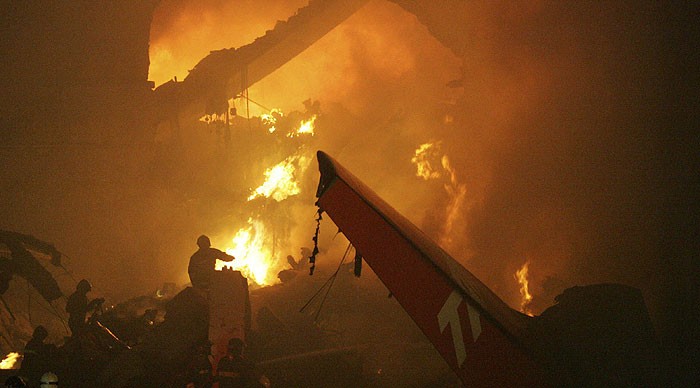 Huracanes tornados destrozos fotos imagenes fenomenos climaticos rayos truenos tormentas ojos investigaciones destrucciones argentina estados unidos mexico temporales www.wetherchannel.com pronosticos John Travolta,Nicholas Cage,Contracara,cirugias esteticas,rostro,lipoaspiraciones,medicina,cirujanos,operaciones,Maria Reich,Nazca,lineas,calendario astronomico,Peru,dibujos,astronomia,geometria,Bernd Teichert,mapas,Ana Mar&iacute;a Cogorno,ovnis,misterios,Cristobal Colon,Hernando,Diego,catedral Sevillana,Cartuja Pickman,Jos&eacute; Antonio Lorente,Granada,ADN;restos,Marcial Castro,antropologia,Republica Dominicana,www.egipto.com,Egipto,Keops,piramides,descubrimientos,Aton,Ankh,tumbas,sarcofacos,momias,embalsamamientos,Kefren,camaras secretas,Nefertiti,Amenofis,Nilo,inundaciones,Blade Runner,Ridley Scott, Richard Dawkins,Steven Pinker,Harrison Ford,Stephen Minger,Stanley Kubrick,Daryl Hanna,replicantes,androides,ciencia ficcion,Contactos,SHGb02+14a,proyecto SETI,Search for Extra Terrestial Intelligence,SETI@home,Robert Zemeckis,Jodie Foster,Dan Wertheimer,New Scientist,Arecibo,Puerto Rico,civilizaciones extraterrestres,Ma libert&eacute; de penser,Florent Pagny,Argentina,France,Patagonia,Argentine,Azucena Caama&ntilde;o,Savoir aimer,artistes,musique,musica,CD,cantores,ventas,compras,ranking,Paparazzi,Isabel Sartorius,Borbon,Ortiz Pati&ntilde;o,Vallejo Najera,Entrecanales,Mora Figueroa,Antonio Montero,Sainz Vicu&ntilde;a,Espa&ntilde;a,jet set,Mallorca,Ibiza,John Fitzgerald Kennedy,Lee Harvey Oswald,Vitaliy Fadeyev,Lawrence Berkeley,Carl Haber,Fidel Castro,Lyndon B. Johnson,Jackie,Onassis,Irma Roy,Carolina Papaleo,Osvaldo,diputada nacional,Congreso,Argentina,Raul Granillo Ocampo,politica,justicialismo,peronismo,cine,television,La Horqueta,San Isidro,que se vayan todos,diciembre 2001,2002,2003,2004,maria julia alsogaray,alvaros,,Roberto Mart&iacute;nez Medina,Maria Julia Alsogaray,Ra&uacute;l Granillo Ocampo,Jorge Rodr&iacute;guez,V&iacute;ctor Alderete,Claudia Bello,Angel Massa,Alfredo Yabran,Mario Pontaquarto,Nestor Carlos Kirchner,Cristina Elizabeth Fernandez,corrupcion,senado,general rodriguez,anibal,fernandez,alberto,fernando de la rua,ines pertine,eduardo duhalde,hilda chiche gonzalez,2000,2001,2002,2003,2004,Museos,www.louvre.fr,Leonardo Da Vinci,Gioconda,Mona Lisa,Italia,Francia,France,inventos,Italy,renacimiento,historia,cuadros,links,images,postcards,photos,fotos,imagenes,postales,pictures,historia,arqueologia,descubrimientos,culturales,agenda,infodiario,diario accion,buenos aires,argentina,Diario Accion de General Rodriguez, politica, actualidad, noticias e informacion, personalidades e instituciones, policiales, galerias de fotos; historia de General Rodriguez, sus origenes, edificios, estancias, habitos y costumbres, anecdotas, comercios e industrias, los fundadores, antiguas instituciones, fotos e imagenes; suplementos especiales: la crisis politica, economica y social de la Argentina, los acontecimientos de Diciembre de 2001, articulos y entrevistas; Emigracion: toda la informacion destinada a aquellos que desean emigrar, radicarse o estudiar en el exterior, visas, pasaportes, consejos, guias, informacion util, links; Trueque: novedades e informacion, links, estructura del trueque; el casamiento de Maxima Zorreguieta y el principe Guillermo Alejandro de Holanda; Guerra de Afganistan: galeria de imagenes e informacion sobre la primera guerra del siglo XXI; la guerra de Irak, Bagdad, Georges W. Bush, Saddam Husseim, el atentado a las torres Gemelas de Nueva York, las twin towers, el 11-s, y descripcion del hecho que conmovio al mundo; Empleo: consultoras, clasificados, agencias de empleo, consejos e informacion util, curriculum vitae, como confeccionarlos, noticias de actualidad; 
Los numeros de la crisis: Las consecuencias de la crisis politica, economica y social; estadisticas, pobreza, desnutricion, salud y asistencia; noticias regionales y provinciales, columnas y editoriales; informacion para negocios: pymes, links, empresas y negocios; Agenda Cultural con toda la informacion de cursos, universidades, talleres, escuelas y oportunidades, exposiciones de arte de la region; buscadores en Internet, Enlaces: links a los mejores sitios de educacion, cultura, arte, biografias, politica, interes general, web, Links del Diario Accion: RMS Titanic, su historia, su tragico viaje inaugural; historias, testimonios, documentos y articulos sobre el naufragio; links y sitios sobre el tema; la pelicula de Cameron, fotos e imagenes; suplementos especiales, Historia Argentina y de General Rodriguez, la llegada de la democracia en General Rodriguez, la asuncion de Juan Lumbreras como intendente en 1983, galeria de imagenes, sus palabras y los actos, su gabinete, festejos de la comunidad. Fundacion del pueblo de General Rodriguez, sus instituciones y personalidades relevantes, arquitectura y edificios, comercios e industrias, sus comienzos, estancias, inmigraciones italianas, espa&ntilde;olas, vascas e irlandesas, anecdotas y efemerides, sus hombres ilustres, el Hospital Vicente Lopez y Planes, su fundacion por las Damas de Beneficencia, el hundimiento del crucero General Belgrano, testimonios de ex combatientes y tripulantes, su comandante Hector Elias Bonzo, fotos e imagenes, recuerdos y homenajes, historia de la familia Bonzo de General Rodriguez, entrevistas y articulos periodisticos. La guerra de Malvinas en el Atlantico Sur, el conflicto belico con Gran Breta&ntilde;a de 1982, politicos relevantes, Benjamin Paez y Trueba, fotos antiguas de familias fundadoras, galerias de imagenes de pobladores, recorrida virtual por el antiguo General Rodriguez, el paso de la Infanta en 1910, historia de La Serenisima, la familia Mastellone, La Choza, Bernardo de Irigoyen, peronismo y radicalismo y muchisimo mas
