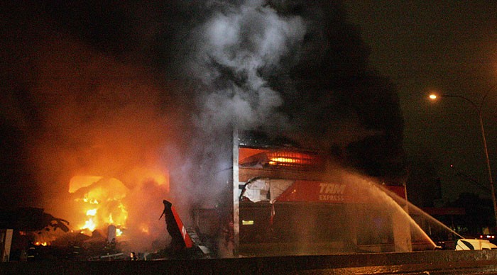 Huracanes tornados destrozos fotos imagenes fenomenos climaticos rayos truenos tormentas ojos investigaciones destrucciones argentina estados unidos mexico temporales www.wetherchannel.com pronosticos John Travolta,Nicholas Cage,Contracara,cirugias esteticas,rostro,lipoaspiraciones,medicina,cirujanos,operaciones,Maria Reich,Nazca,lineas,calendario astronomico,Peru,dibujos,astronomia,geometria,Bernd Teichert,mapas,Ana Mar&iacute;a Cogorno,ovnis,misterios,Cristobal Colon,Hernando,Diego,catedral Sevillana,Cartuja Pickman,Jos&eacute; Antonio Lorente,Granada,ADN;restos,Marcial Castro,antropologia,Republica Dominicana,www.egipto.com,Egipto,Keops,piramides,descubrimientos,Aton,Ankh,tumbas,sarcofacos,momias,embalsamamientos,Kefren,camaras secretas,Nefertiti,Amenofis,Nilo,inundaciones,Blade Runner,Ridley Scott, Richard Dawkins,Steven Pinker,Harrison Ford,Stephen Minger,Stanley Kubrick,Daryl Hanna,replicantes,androides,ciencia ficcion,Contactos,SHGb02+14a,proyecto SETI,Search for Extra Terrestial Intelligence,SETI@home,Robert Zemeckis,Jodie Foster,Dan Wertheimer,New Scientist,Arecibo,Puerto Rico,civilizaciones extraterrestres,Ma libert&eacute; de penser,Florent Pagny,Argentina,France,Patagonia,Argentine,Azucena Caama&ntilde;o,Savoir aimer,artistes,musique,musica,CD,cantores,ventas,compras,ranking,Paparazzi,Isabel Sartorius,Borbon,Ortiz Pati&ntilde;o,Vallejo Najera,Entrecanales,Mora Figueroa,Antonio Montero,Sainz Vicu&ntilde;a,Espa&ntilde;a,jet set,Mallorca,Ibiza,John Fitzgerald Kennedy,Lee Harvey Oswald,Vitaliy Fadeyev,Lawrence Berkeley,Carl Haber,Fidel Castro,Lyndon B. Johnson,Jackie,Onassis,Irma Roy,Carolina Papaleo,Osvaldo,diputada nacional,Congreso,Argentina,Raul Granillo Ocampo,politica,justicialismo,peronismo,cine,television,La Horqueta,San Isidro,que se vayan todos,diciembre 2001,2002,2003,2004,maria julia alsogaray,alvaros,,Roberto Mart&iacute;nez Medina,Maria Julia Alsogaray,Ra&uacute;l Granillo Ocampo,Jorge Rodr&iacute;guez,V&iacute;ctor Alderete,Claudia Bello,Angel Massa,Alfredo Yabran,Mario Pontaquarto,Nestor Carlos Kirchner,Cristina Elizabeth Fernandez,corrupcion,senado,general rodriguez,anibal,fernandez,alberto,fernando de la rua,ines pertine,eduardo duhalde,hilda chiche gonzalez,2000,2001,2002,2003,2004,Museos,www.louvre.fr,Leonardo Da Vinci,Gioconda,Mona Lisa,Italia,Francia,France,inventos,Italy,renacimiento,historia,cuadros,links,images,postcards,photos,fotos,imagenes,postales,pictures,historia,arqueologia,descubrimientos,culturales,agenda,infodiario,diario accion,buenos aires,argentina,Diario Accion de General Rodriguez, politica, actualidad, noticias e informacion, personalidades e instituciones, policiales, galerias de fotos; historia de General Rodriguez, sus origenes, edificios, estancias, habitos y costumbres, anecdotas, comercios e industrias, los fundadores, antiguas instituciones, fotos e imagenes; suplementos especiales: la crisis politica, economica y social de la Argentina, los acontecimientos de Diciembre de 2001, articulos y entrevistas; Emigracion: toda la informacion destinada a aquellos que desean emigrar, radicarse o estudiar en el exterior, visas, pasaportes, consejos, guias, informacion util, links; Trueque: novedades e informacion, links, estructura del trueque; el casamiento de Maxima Zorreguieta y el principe Guillermo Alejandro de Holanda; Guerra de Afganistan: galeria de imagenes e informacion sobre la primera guerra del siglo XXI; la guerra de Irak, Bagdad, Georges W. Bush, Saddam Husseim, el atentado a las torres Gemelas de Nueva York, las twin towers, el 11-s, y descripcion del hecho que conmovio al mundo; Empleo: consultoras, clasificados, agencias de empleo, consejos e informacion util, curriculum vitae, como confeccionarlos, noticias de actualidad; 
Los numeros de la crisis: Las consecuencias de la crisis politica, economica y social; estadisticas, pobreza, desnutricion, salud y asistencia; noticias regionales y provinciales, columnas y editoriales; informacion para negocios: pymes, links, empresas y negocios; Agenda Cultural con toda la informacion de cursos, universidades, talleres, escuelas y oportunidades, exposiciones de arte de la region; buscadores en Internet, Enlaces: links a los mejores sitios de educacion, cultura, arte, biografias, politica, interes general, web, Links del Diario Accion: RMS Titanic, su historia, su tragico viaje inaugural; historias, testimonios, documentos y articulos sobre el naufragio; links y sitios sobre el tema; la pelicula de Cameron, fotos e imagenes; suplementos especiales, Historia Argentina y de General Rodriguez, la llegada de la democracia en General Rodriguez, la asuncion de Juan Lumbreras como intendente en 1983, galeria de imagenes, sus palabras y los actos, su gabinete, festejos de la comunidad. Fundacion del pueblo de General Rodriguez, sus instituciones y personalidades relevantes, arquitectura y edificios, comercios e industrias, sus comienzos, estancias, inmigraciones italianas, espa&ntilde;olas, vascas e irlandesas, anecdotas y efemerides, sus hombres ilustres, el Hospital Vicente Lopez y Planes, su fundacion por las Damas de Beneficencia, el hundimiento del crucero General Belgrano, testimonios de ex combatientes y tripulantes, su comandante Hector Elias Bonzo, fotos e imagenes, recuerdos y homenajes, historia de la familia Bonzo de General Rodriguez, entrevistas y articulos periodisticos. La guerra de Malvinas en el Atlantico Sur, el conflicto belico con Gran Breta&ntilde;a de 1982, politicos relevantes, Benjamin Paez y Trueba, fotos antiguas de familias fundadoras, galerias de imagenes de pobladores, recorrida virtual por el antiguo General Rodriguez, el paso de la Infanta en 1910, historia de La Serenisima, la familia Mastellone, La Choza, Bernardo de Irigoyen, peronismo y radicalismo y muchisimo mas