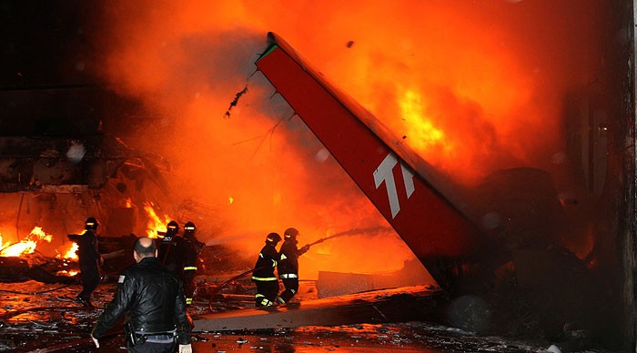Huracanes tornados destrozos fotos imagenes fenomenos climaticos rayos truenos tormentas ojos investigaciones destrucciones argentina estados unidos mexico temporales www.wetherchannel.com pronosticos John Travolta,Nicholas Cage,Contracara,cirugias esteticas,rostro,lipoaspiraciones,medicina,cirujanos,operaciones,Maria Reich,Nazca,lineas,calendario astronomico,Peru,dibujos,astronomia,geometria,Bernd Teichert,mapas,Ana Mar&iacute;a Cogorno,ovnis,misterios,Cristobal Colon,Hernando,Diego,catedral Sevillana,Cartuja Pickman,Jos&eacute; Antonio Lorente,Granada,ADN;restos,Marcial Castro,antropologia,Republica Dominicana,www.egipto.com,Egipto,Keops,piramides,descubrimientos,Aton,Ankh,tumbas,sarcofacos,momias,embalsamamientos,Kefren,camaras secretas,Nefertiti,Amenofis,Nilo,inundaciones,Blade Runner,Ridley Scott, Richard Dawkins,Steven Pinker,Harrison Ford,Stephen Minger,Stanley Kubrick,Daryl Hanna,replicantes,androides,ciencia ficcion,Contactos,SHGb02+14a,proyecto SETI,Search for Extra Terrestial Intelligence,SETI@home,Robert Zemeckis,Jodie Foster,Dan Wertheimer,New Scientist,Arecibo,Puerto Rico,civilizaciones extraterrestres,Ma libert&eacute; de penser,Florent Pagny,Argentina,France,Patagonia,Argentine,Azucena Caama&ntilde;o,Savoir aimer,artistes,musique,musica,CD,cantores,ventas,compras,ranking,Paparazzi,Isabel Sartorius,Borbon,Ortiz Pati&ntilde;o,Vallejo Najera,Entrecanales,Mora Figueroa,Antonio Montero,Sainz Vicu&ntilde;a,Espa&ntilde;a,jet set,Mallorca,Ibiza,John Fitzgerald Kennedy,Lee Harvey Oswald,Vitaliy Fadeyev,Lawrence Berkeley,Carl Haber,Fidel Castro,Lyndon B. Johnson,Jackie,Onassis,Irma Roy,Carolina Papaleo,Osvaldo,diputada nacional,Congreso,Argentina,Raul Granillo Ocampo,politica,justicialismo,peronismo,cine,television,La Horqueta,San Isidro,que se vayan todos,diciembre 2001,2002,2003,2004,maria julia alsogaray,alvaros,,Roberto Mart&iacute;nez Medina,Maria Julia Alsogaray,Ra&uacute;l Granillo Ocampo,Jorge Rodr&iacute;guez,V&iacute;ctor Alderete,Claudia Bello,Angel Massa,Alfredo Yabran,Mario Pontaquarto,Nestor Carlos Kirchner,Cristina Elizabeth Fernandez,corrupcion,senado,general rodriguez,anibal,fernandez,alberto,fernando de la rua,ines pertine,eduardo duhalde,hilda chiche gonzalez,2000,2001,2002,2003,2004,Museos,www.louvre.fr,Leonardo Da Vinci,Gioconda,Mona Lisa,Italia,Francia,France,inventos,Italy,renacimiento,historia,cuadros,links,images,postcards,photos,fotos,imagenes,postales,pictures,historia,arqueologia,descubrimientos,culturales,agenda,infodiario,diario accion,buenos aires,argentina,Diario Accion de General Rodriguez, politica, actualidad, noticias e informacion, personalidades e instituciones, policiales, galerias de fotos; historia de General Rodriguez, sus origenes, edificios, estancias, habitos y costumbres, anecdotas, comercios e industrias, los fundadores, antiguas instituciones, fotos e imagenes; suplementos especiales: la crisis politica, economica y social de la Argentina, los acontecimientos de Diciembre de 2001, articulos y entrevistas; Emigracion: toda la informacion destinada a aquellos que desean emigrar, radicarse o estudiar en el exterior, visas, pasaportes, consejos, guias, informacion util, links; Trueque: novedades e informacion, links, estructura del trueque; el casamiento de Maxima Zorreguieta y el principe Guillermo Alejandro de Holanda; Guerra de Afganistan: galeria de imagenes e informacion sobre la primera guerra del siglo XXI; la guerra de Irak, Bagdad, Georges W. Bush, Saddam Husseim, el atentado a las torres Gemelas de Nueva York, las twin towers, el 11-s, y descripcion del hecho que conmovio al mundo; Empleo: consultoras, clasificados, agencias de empleo, consejos e informacion util, curriculum vitae, como confeccionarlos, noticias de actualidad; 
Los numeros de la crisis: Las consecuencias de la crisis politica, economica y social; estadisticas, pobreza, desnutricion, salud y asistencia; noticias regionales y provinciales, columnas y editoriales; informacion para negocios: pymes, links, empresas y negocios; Agenda Cultural con toda la informacion de cursos, universidades, talleres, escuelas y oportunidades, exposiciones de arte de la region; buscadores en Internet, Enlaces: links a los mejores sitios de educacion, cultura, arte, biografias, politica, interes general, web, Links del Diario Accion: RMS Titanic, su historia, su tragico viaje inaugural; historias, testimonios, documentos y articulos sobre el naufragio; links y sitios sobre el tema; la pelicula de Cameron, fotos e imagenes; suplementos especiales, Historia Argentina y de General Rodriguez, la llegada de la democracia en General Rodriguez, la asuncion de Juan Lumbreras como intendente en 1983, galeria de imagenes, sus palabras y los actos, su gabinete, festejos de la comunidad. Fundacion del pueblo de General Rodriguez, sus instituciones y personalidades relevantes, arquitectura y edificios, comercios e industrias, sus comienzos, estancias, inmigraciones italianas, espa&ntilde;olas, vascas e irlandesas, anecdotas y efemerides, sus hombres ilustres, el Hospital Vicente Lopez y Planes, su fundacion por las Damas de Beneficencia, el hundimiento del crucero General Belgrano, testimonios de ex combatientes y tripulantes, su comandante Hector Elias Bonzo, fotos e imagenes, recuerdos y homenajes, historia de la familia Bonzo de General Rodriguez, entrevistas y articulos periodisticos. La guerra de Malvinas en el Atlantico Sur, el conflicto belico con Gran Breta&ntilde;a de 1982, politicos relevantes, Benjamin Paez y Trueba, fotos antiguas de familias fundadoras, galerias de imagenes de pobladores, recorrida virtual por el antiguo General Rodriguez, el paso de la Infanta en 1910, historia de La Serenisima, la familia Mastellone, La Choza, Bernardo de Irigoyen, peronismo y radicalismo y muchisimo mas