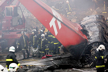 Huracanes tornados destrozos fotos imagenes fenomenos climaticos rayos truenos tormentas ojos investigaciones destrucciones argentina estados unidos mexico temporales www.wetherchannel.com pronosticos John Travolta,Nicholas Cage,Contracara,cirugias esteticas,rostro,lipoaspiraciones,medicina,cirujanos,operaciones,Maria Reich,Nazca,lineas,calendario astronomico,Peru,dibujos,astronomia,geometria,Bernd Teichert,mapas,Ana Mar&iacute;a Cogorno,ovnis,misterios,Cristobal Colon,Hernando,Diego,catedral Sevillana,Cartuja Pickman,Jos&eacute; Antonio Lorente,Granada,ADN;restos,Marcial Castro,antropologia,Republica Dominicana,www.egipto.com,Egipto,Keops,piramides,descubrimientos,Aton,Ankh,tumbas,sarcofacos,momias,embalsamamientos,Kefren,camaras secretas,Nefertiti,Amenofis,Nilo,inundaciones,Blade Runner,Ridley Scott, Richard Dawkins,Steven Pinker,Harrison Ford,Stephen Minger,Stanley Kubrick,Daryl Hanna,replicantes,androides,ciencia ficcion,Contactos,SHGb02+14a,proyecto SETI,Search for Extra Terrestial Intelligence,SETI@home,Robert Zemeckis,Jodie Foster,Dan Wertheimer,New Scientist,Arecibo,Puerto Rico,civilizaciones extraterrestres,Ma libert&eacute; de penser,Florent Pagny,Argentina,France,Patagonia,Argentine,Azucena Caama&ntilde;o,Savoir aimer,artistes,musique,musica,CD,cantores,ventas,compras,ranking,Paparazzi,Isabel Sartorius,Borbon,Ortiz Pati&ntilde;o,Vallejo Najera,Entrecanales,Mora Figueroa,Antonio Montero,Sainz Vicu&ntilde;a,Espa&ntilde;a,jet set,Mallorca,Ibiza,John Fitzgerald Kennedy,Lee Harvey Oswald,Vitaliy Fadeyev,Lawrence Berkeley,Carl Haber,Fidel Castro,Lyndon B. Johnson,Jackie,Onassis,Irma Roy,Carolina Papaleo,Osvaldo,diputada nacional,Congreso,Argentina,Raul Granillo Ocampo,politica,justicialismo,peronismo,cine,television,La Horqueta,San Isidro,que se vayan todos,diciembre 2001,2002,2003,2004,maria julia alsogaray,alvaros,,Roberto Mart&iacute;nez Medina,Maria Julia Alsogaray,Ra&uacute;l Granillo Ocampo,Jorge Rodr&iacute;guez,V&iacute;ctor Alderete,Claudia Bello,Angel Massa,Alfredo Yabran,Mario Pontaquarto,Nestor Carlos Kirchner,Cristina Elizabeth Fernandez,corrupcion,senado,general rodriguez,anibal,fernandez,alberto,fernando de la rua,ines pertine,eduardo duhalde,hilda chiche gonzalez,2000,2001,2002,2003,2004,Museos,www.louvre.fr,Leonardo Da Vinci,Gioconda,Mona Lisa,Italia,Francia,France,inventos,Italy,renacimiento,historia,cuadros,links,images,postcards,photos,fotos,imagenes,postales,pictures,historia,arqueologia,descubrimientos,culturales,agenda,infodiario,diario accion,buenos aires,argentina,Diario Accion de General Rodriguez, politica, actualidad, noticias e informacion, personalidades e instituciones, policiales, galerias de fotos; historia de General Rodriguez, sus origenes, edificios, estancias, habitos y costumbres, anecdotas, comercios e industrias, los fundadores, antiguas instituciones, fotos e imagenes; suplementos especiales: la crisis politica, economica y social de la Argentina, los acontecimientos de Diciembre de 2001, articulos y entrevistas; Emigracion: toda la informacion destinada a aquellos que desean emigrar, radicarse o estudiar en el exterior, visas, pasaportes, consejos, guias, informacion util, links; Trueque: novedades e informacion, links, estructura del trueque; el casamiento de Maxima Zorreguieta y el principe Guillermo Alejandro de Holanda; Guerra de Afganistan: galeria de imagenes e informacion sobre la primera guerra del siglo XXI; la guerra de Irak, Bagdad, Georges W. Bush, Saddam Husseim, el atentado a las torres Gemelas de Nueva York, las twin towers, el 11-s, y descripcion del hecho que conmovio al mundo; Empleo: consultoras, clasificados, agencias de empleo, consejos e informacion util, curriculum vitae, como confeccionarlos, noticias de actualidad; 
Los numeros de la crisis: Las consecuencias de la crisis politica, economica y social; estadisticas, pobreza, desnutricion, salud y asistencia; noticias regionales y provinciales, columnas y editoriales; informacion para negocios: pymes, links, empresas y negocios; Agenda Cultural con toda la informacion de cursos, universidades, talleres, escuelas y oportunidades, exposiciones de arte de la region; buscadores en Internet, Enlaces: links a los mejores sitios de educacion, cultura, arte, biografias, politica, interes general, web, Links del Diario Accion: RMS Titanic, su historia, su tragico viaje inaugural; historias, testimonios, documentos y articulos sobre el naufragio; links y sitios sobre el tema; la pelicula de Cameron, fotos e imagenes; suplementos especiales, Historia Argentina y de General Rodriguez, la llegada de la democracia en General Rodriguez, la asuncion de Juan Lumbreras como intendente en 1983, galeria de imagenes, sus palabras y los actos, su gabinete, festejos de la comunidad. Fundacion del pueblo de General Rodriguez, sus instituciones y personalidades relevantes, arquitectura y edificios, comercios e industrias, sus comienzos, estancias, inmigraciones italianas, espa&ntilde;olas, vascas e irlandesas, anecdotas y efemerides, sus hombres ilustres, el Hospital Vicente Lopez y Planes, su fundacion por las Damas de Beneficencia, el hundimiento del crucero General Belgrano, testimonios de ex combatientes y tripulantes, su comandante Hector Elias Bonzo, fotos e imagenes, recuerdos y homenajes, historia de la familia Bonzo de General Rodriguez, entrevistas y articulos periodisticos. La guerra de Malvinas en el Atlantico Sur, el conflicto belico con Gran Breta&ntilde;a de 1982, politicos relevantes, Benjamin Paez y Trueba, fotos antiguas de familias fundadoras, galerias de imagenes de pobladores, recorrida virtual por el antiguo General Rodriguez, el paso de la Infanta en 1910, historia de La Serenisima, la familia Mastellone, La Choza, Bernardo de Irigoyen, peronismo y radicalismo y muchisimo mas