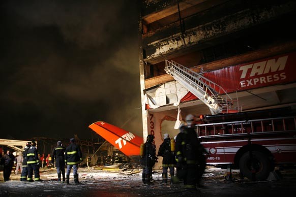Huracanes tornados destrozos fotos imagenes fenomenos climaticos rayos truenos tormentas ojos investigaciones destrucciones argentina estados unidos mexico temporales www.wetherchannel.com pronosticos John Travolta,Nicholas Cage,Contracara,cirugias esteticas,rostro,lipoaspiraciones,medicina,cirujanos,operaciones,Maria Reich,Nazca,lineas,calendario astronomico,Peru,dibujos,astronomia,geometria,Bernd Teichert,mapas,Ana Mar&iacute;a Cogorno,ovnis,misterios,Cristobal Colon,Hernando,Diego,catedral Sevillana,Cartuja Pickman,Jos&eacute; Antonio Lorente,Granada,ADN;restos,Marcial Castro,antropologia,Republica Dominicana,www.egipto.com,Egipto,Keops,piramides,descubrimientos,Aton,Ankh,tumbas,sarcofacos,momias,embalsamamientos,Kefren,camaras secretas,Nefertiti,Amenofis,Nilo,inundaciones,Blade Runner,Ridley Scott, Richard Dawkins,Steven Pinker,Harrison Ford,Stephen Minger,Stanley Kubrick,Daryl Hanna,replicantes,androides,ciencia ficcion,Contactos,SHGb02+14a,proyecto SETI,Search for Extra Terrestial Intelligence,SETI@home,Robert Zemeckis,Jodie Foster,Dan Wertheimer,New Scientist,Arecibo,Puerto Rico,civilizaciones extraterrestres,Ma libert&eacute; de penser,Florent Pagny,Argentina,France,Patagonia,Argentine,Azucena Caama&ntilde;o,Savoir aimer,artistes,musique,musica,CD,cantores,ventas,compras,ranking,Paparazzi,Isabel Sartorius,Borbon,Ortiz Pati&ntilde;o,Vallejo Najera,Entrecanales,Mora Figueroa,Antonio Montero,Sainz Vicu&ntilde;a,Espa&ntilde;a,jet set,Mallorca,Ibiza,John Fitzgerald Kennedy,Lee Harvey Oswald,Vitaliy Fadeyev,Lawrence Berkeley,Carl Haber,Fidel Castro,Lyndon B. Johnson,Jackie,Onassis,Irma Roy,Carolina Papaleo,Osvaldo,diputada nacional,Congreso,Argentina,Raul Granillo Ocampo,politica,justicialismo,peronismo,cine,television,La Horqueta,San Isidro,que se vayan todos,diciembre 2001,2002,2003,2004,maria julia alsogaray,alvaros,,Roberto Mart&iacute;nez Medina,Maria Julia Alsogaray,Ra&uacute;l Granillo Ocampo,Jorge Rodr&iacute;guez,V&iacute;ctor Alderete,Claudia Bello,Angel Massa,Alfredo Yabran,Mario Pontaquarto,Nestor Carlos Kirchner,Cristina Elizabeth Fernandez,corrupcion,senado,general rodriguez,anibal,fernandez,alberto,fernando de la rua,ines pertine,eduardo duhalde,hilda chiche gonzalez,2000,2001,2002,2003,2004,Museos,www.louvre.fr,Leonardo Da Vinci,Gioconda,Mona Lisa,Italia,Francia,France,inventos,Italy,renacimiento,historia,cuadros,links,images,postcards,photos,fotos,imagenes,postales,pictures,historia,arqueologia,descubrimientos,culturales,agenda,infodiario,diario accion,buenos aires,argentina,Diario Accion de General Rodriguez, politica, actualidad, noticias e informacion, personalidades e instituciones, policiales, galerias de fotos; historia de General Rodriguez, sus origenes, edificios, estancias, habitos y costumbres, anecdotas, comercios e industrias, los fundadores, antiguas instituciones, fotos e imagenes; suplementos especiales: la crisis politica, economica y social de la Argentina, los acontecimientos de Diciembre de 2001, articulos y entrevistas; Emigracion: toda la informacion destinada a aquellos que desean emigrar, radicarse o estudiar en el exterior, visas, pasaportes, consejos, guias, informacion util, links; Trueque: novedades e informacion, links, estructura del trueque; el casamiento de Maxima Zorreguieta y el principe Guillermo Alejandro de Holanda; Guerra de Afganistan: galeria de imagenes e informacion sobre la primera guerra del siglo XXI; la guerra de Irak, Bagdad, Georges W. Bush, Saddam Husseim, el atentado a las torres Gemelas de Nueva York, las twin towers, el 11-s, y descripcion del hecho que conmovio al mundo; Empleo: consultoras, clasificados, agencias de empleo, consejos e informacion util, curriculum vitae, como confeccionarlos, noticias de actualidad; 
Los numeros de la crisis: Las consecuencias de la crisis politica, economica y social; estadisticas, pobreza, desnutricion, salud y asistencia; noticias regionales y provinciales, columnas y editoriales; informacion para negocios: pymes, links, empresas y negocios; Agenda Cultural con toda la informacion de cursos, universidades, talleres, escuelas y oportunidades, exposiciones de arte de la region; buscadores en Internet, Enlaces: links a los mejores sitios de educacion, cultura, arte, biografias, politica, interes general, web, Links del Diario Accion: RMS Titanic, su historia, su tragico viaje inaugural; historias, testimonios, documentos y articulos sobre el naufragio; links y sitios sobre el tema; la pelicula de Cameron, fotos e imagenes; suplementos especiales, Historia Argentina y de General Rodriguez, la llegada de la democracia en General Rodriguez, la asuncion de Juan Lumbreras como intendente en 1983, galeria de imagenes, sus palabras y los actos, su gabinete, festejos de la comunidad. Fundacion del pueblo de General Rodriguez, sus instituciones y personalidades relevantes, arquitectura y edificios, comercios e industrias, sus comienzos, estancias, inmigraciones italianas, espa&ntilde;olas, vascas e irlandesas, anecdotas y efemerides, sus hombres ilustres, el Hospital Vicente Lopez y Planes, su fundacion por las Damas de Beneficencia, el hundimiento del crucero General Belgrano, testimonios de ex combatientes y tripulantes, su comandante Hector Elias Bonzo, fotos e imagenes, recuerdos y homenajes, historia de la familia Bonzo de General Rodriguez, entrevistas y articulos periodisticos. La guerra de Malvinas en el Atlantico Sur, el conflicto belico con Gran Breta&ntilde;a de 1982, politicos relevantes, Benjamin Paez y Trueba, fotos antiguas de familias fundadoras, galerias de imagenes de pobladores, recorrida virtual por el antiguo General Rodriguez, el paso de la Infanta en 1910, historia de La Serenisima, la familia Mastellone, La Choza, Bernardo de Irigoyen, peronismo y radicalismo y muchisimo mas