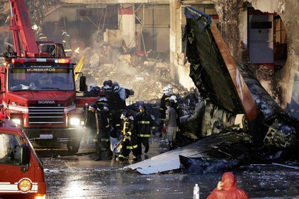 Huracanes tornados destrozos fotos imagenes fenomenos climaticos rayos truenos tormentas ojos investigaciones destrucciones argentina estados unidos mexico temporales www.wetherchannel.com pronosticos John Travolta,Nicholas Cage,Contracara,cirugias esteticas,rostro,lipoaspiraciones,medicina,cirujanos,operaciones,Maria Reich,Nazca,lineas,calendario astronomico,Peru,dibujos,astronomia,geometria,Bernd Teichert,mapas,Ana Mar&iacute;a Cogorno,ovnis,misterios,Cristobal Colon,Hernando,Diego,catedral Sevillana,Cartuja Pickman,Jos&eacute; Antonio Lorente,Granada,ADN;restos,Marcial Castro,antropologia,Republica Dominicana,www.egipto.com,Egipto,Keops,piramides,descubrimientos,Aton,Ankh,tumbas,sarcofacos,momias,embalsamamientos,Kefren,camaras secretas,Nefertiti,Amenofis,Nilo,inundaciones,Blade Runner,Ridley Scott, Richard Dawkins,Steven Pinker,Harrison Ford,Stephen Minger,Stanley Kubrick,Daryl Hanna,replicantes,androides,ciencia ficcion,Contactos,SHGb02+14a,proyecto SETI,Search for Extra Terrestial Intelligence,SETI@home,Robert Zemeckis,Jodie Foster,Dan Wertheimer,New Scientist,Arecibo,Puerto Rico,civilizaciones extraterrestres,Ma libert&eacute; de penser,Florent Pagny,Argentina,France,Patagonia,Argentine,Azucena Caama&ntilde;o,Savoir aimer,artistes,musique,musica,CD,cantores,ventas,compras,ranking,Paparazzi,Isabel Sartorius,Borbon,Ortiz Pati&ntilde;o,Vallejo Najera,Entrecanales,Mora Figueroa,Antonio Montero,Sainz Vicu&ntilde;a,Espa&ntilde;a,jet set,Mallorca,Ibiza,John Fitzgerald Kennedy,Lee Harvey Oswald,Vitaliy Fadeyev,Lawrence Berkeley,Carl Haber,Fidel Castro,Lyndon B. Johnson,Jackie,Onassis,Irma Roy,Carolina Papaleo,Osvaldo,diputada nacional,Congreso,Argentina,Raul Granillo Ocampo,politica,justicialismo,peronismo,cine,television,La Horqueta,San Isidro,que se vayan todos,diciembre 2001,2002,2003,2004,maria julia alsogaray,alvaros,,Roberto Mart&iacute;nez Medina,Maria Julia Alsogaray,Ra&uacute;l Granillo Ocampo,Jorge Rodr&iacute;guez,V&iacute;ctor Alderete,Claudia Bello,Angel Massa,Alfredo Yabran,Mario Pontaquarto,Nestor Carlos Kirchner,Cristina Elizabeth Fernandez,corrupcion,senado,general rodriguez,anibal,fernandez,alberto,fernando de la rua,ines pertine,eduardo duhalde,hilda chiche gonzalez,2000,2001,2002,2003,2004,Museos,www.louvre.fr,Leonardo Da Vinci,Gioconda,Mona Lisa,Italia,Francia,France,inventos,Italy,renacimiento,historia,cuadros,links,images,postcards,photos,fotos,imagenes,postales,pictures,historia,arqueologia,descubrimientos,culturales,agenda,infodiario,diario accion,buenos aires,argentina,Diario Accion de General Rodriguez, politica, actualidad, noticias e informacion, personalidades e instituciones, policiales, galerias de fotos; historia de General Rodriguez, sus origenes, edificios, estancias, habitos y costumbres, anecdotas, comercios e industrias, los fundadores, antiguas instituciones, fotos e imagenes; suplementos especiales: la crisis politica, economica y social de la Argentina, los acontecimientos de Diciembre de 2001, articulos y entrevistas; Emigracion: toda la informacion destinada a aquellos que desean emigrar, radicarse o estudiar en el exterior, visas, pasaportes, consejos, guias, informacion util, links; Trueque: novedades e informacion, links, estructura del trueque; el casamiento de Maxima Zorreguieta y el principe Guillermo Alejandro de Holanda; Guerra de Afganistan: galeria de imagenes e informacion sobre la primera guerra del siglo XXI; la guerra de Irak, Bagdad, Georges W. Bush, Saddam Husseim, el atentado a las torres Gemelas de Nueva York, las twin towers, el 11-s, y descripcion del hecho que conmovio al mundo; Empleo: consultoras, clasificados, agencias de empleo, consejos e informacion util, curriculum vitae, como confeccionarlos, noticias de actualidad; 
Los numeros de la crisis: Las consecuencias de la crisis politica, economica y social; estadisticas, pobreza, desnutricion, salud y asistencia; noticias regionales y provinciales, columnas y editoriales; informacion para negocios: pymes, links, empresas y negocios; Agenda Cultural con toda la informacion de cursos, universidades, talleres, escuelas y oportunidades, exposiciones de arte de la region; buscadores en Internet, Enlaces: links a los mejores sitios de educacion, cultura, arte, biografias, politica, interes general, web, Links del Diario Accion: RMS Titanic, su historia, su tragico viaje inaugural; historias, testimonios, documentos y articulos sobre el naufragio; links y sitios sobre el tema; la pelicula de Cameron, fotos e imagenes; suplementos especiales, Historia Argentina y de General Rodriguez, la llegada de la democracia en General Rodriguez, la asuncion de Juan Lumbreras como intendente en 1983, galeria de imagenes, sus palabras y los actos, su gabinete, festejos de la comunidad. Fundacion del pueblo de General Rodriguez, sus instituciones y personalidades relevantes, arquitectura y edificios, comercios e industrias, sus comienzos, estancias, inmigraciones italianas, espa&ntilde;olas, vascas e irlandesas, anecdotas y efemerides, sus hombres ilustres, el Hospital Vicente Lopez y Planes, su fundacion por las Damas de Beneficencia, el hundimiento del crucero General Belgrano, testimonios de ex combatientes y tripulantes, su comandante Hector Elias Bonzo, fotos e imagenes, recuerdos y homenajes, historia de la familia Bonzo de General Rodriguez, entrevistas y articulos periodisticos. La guerra de Malvinas en el Atlantico Sur, el conflicto belico con Gran Breta&ntilde;a de 1982, politicos relevantes, Benjamin Paez y Trueba, fotos antiguas de familias fundadoras, galerias de imagenes de pobladores, recorrida virtual por el antiguo General Rodriguez, el paso de la Infanta en 1910, historia de La Serenisima, la familia Mastellone, La Choza, Bernardo de Irigoyen, peronismo y radicalismo y muchisimo mas