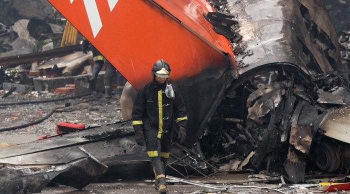 Huracanes tornados destrozos fotos imagenes fenomenos climaticos rayos truenos tormentas ojos investigaciones destrucciones argentina estados unidos mexico temporales www.wetherchannel.com pronosticos John Travolta,Nicholas Cage,Contracara,cirugias esteticas,rostro,lipoaspiraciones,medicina,cirujanos,operaciones,Maria Reich,Nazca,lineas,calendario astronomico,Peru,dibujos,astronomia,geometria,Bernd Teichert,mapas,Ana Mar&iacute;a Cogorno,ovnis,misterios,Cristobal Colon,Hernando,Diego,catedral Sevillana,Cartuja Pickman,Jos&eacute; Antonio Lorente,Granada,ADN;restos,Marcial Castro,antropologia,Republica Dominicana,www.egipto.com,Egipto,Keops,piramides,descubrimientos,Aton,Ankh,tumbas,sarcofacos,momias,embalsamamientos,Kefren,camaras secretas,Nefertiti,Amenofis,Nilo,inundaciones,Blade Runner,Ridley Scott, Richard Dawkins,Steven Pinker,Harrison Ford,Stephen Minger,Stanley Kubrick,Daryl Hanna,replicantes,androides,ciencia ficcion,Contactos,SHGb02+14a,proyecto SETI,Search for Extra Terrestial Intelligence,SETI@home,Robert Zemeckis,Jodie Foster,Dan Wertheimer,New Scientist,Arecibo,Puerto Rico,civilizaciones extraterrestres,Ma libert&eacute; de penser,Florent Pagny,Argentina,France,Patagonia,Argentine,Azucena Caama&ntilde;o,Savoir aimer,artistes,musique,musica,CD,cantores,ventas,compras,ranking,Paparazzi,Isabel Sartorius,Borbon,Ortiz Pati&ntilde;o,Vallejo Najera,Entrecanales,Mora Figueroa,Antonio Montero,Sainz Vicu&ntilde;a,Espa&ntilde;a,jet set,Mallorca,Ibiza,John Fitzgerald Kennedy,Lee Harvey Oswald,Vitaliy Fadeyev,Lawrence Berkeley,Carl Haber,Fidel Castro,Lyndon B. Johnson,Jackie,Onassis,Irma Roy,Carolina Papaleo,Osvaldo,diputada nacional,Congreso,Argentina,Raul Granillo Ocampo,politica,justicialismo,peronismo,cine,television,La Horqueta,San Isidro,que se vayan todos,diciembre 2001,2002,2003,2004,maria julia alsogaray,alvaros,,Roberto Mart&iacute;nez Medina,Maria Julia Alsogaray,Ra&uacute;l Granillo Ocampo,Jorge Rodr&iacute;guez,V&iacute;ctor Alderete,Claudia Bello,Angel Massa,Alfredo Yabran,Mario Pontaquarto,Nestor Carlos Kirchner,Cristina Elizabeth Fernandez,corrupcion,senado,general rodriguez,anibal,fernandez,alberto,fernando de la rua,ines pertine,eduardo duhalde,hilda chiche gonzalez,2000,2001,2002,2003,2004,Museos,www.louvre.fr,Leonardo Da Vinci,Gioconda,Mona Lisa,Italia,Francia,France,inventos,Italy,renacimiento,historia,cuadros,links,images,postcards,photos,fotos,imagenes,postales,pictures,historia,arqueologia,descubrimientos,culturales,agenda,infodiario,diario accion,buenos aires,argentina,Diario Accion de General Rodriguez, politica, actualidad, noticias e informacion, personalidades e instituciones, policiales, galerias de fotos; historia de General Rodriguez, sus origenes, edificios, estancias, habitos y costumbres, anecdotas, comercios e industrias, los fundadores, antiguas instituciones, fotos e imagenes; suplementos especiales: la crisis politica, economica y social de la Argentina, los acontecimientos de Diciembre de 2001, articulos y entrevistas; Emigracion: toda la informacion destinada a aquellos que desean emigrar, radicarse o estudiar en el exterior, visas, pasaportes, consejos, guias, informacion util, links; Trueque: novedades e informacion, links, estructura del trueque; el casamiento de Maxima Zorreguieta y el principe Guillermo Alejandro de Holanda; Guerra de Afganistan: galeria de imagenes e informacion sobre la primera guerra del siglo XXI; la guerra de Irak, Bagdad, Georges W. Bush, Saddam Husseim, el atentado a las torres Gemelas de Nueva York, las twin towers, el 11-s, y descripcion del hecho que conmovio al mundo; Empleo: consultoras, clasificados, agencias de empleo, consejos e informacion util, curriculum vitae, como confeccionarlos, noticias de actualidad; 
Los numeros de la crisis: Las consecuencias de la crisis politica, economica y social; estadisticas, pobreza, desnutricion, salud y asistencia; noticias regionales y provinciales, columnas y editoriales; informacion para negocios: pymes, links, empresas y negocios; Agenda Cultural con toda la informacion de cursos, universidades, talleres, escuelas y oportunidades, exposiciones de arte de la region; buscadores en Internet, Enlaces: links a los mejores sitios de educacion, cultura, arte, biografias, politica, interes general, web, Links del Diario Accion: RMS Titanic, su historia, su tragico viaje inaugural; historias, testimonios, documentos y articulos sobre el naufragio; links y sitios sobre el tema; la pelicula de Cameron, fotos e imagenes; suplementos especiales, Historia Argentina y de General Rodriguez, la llegada de la democracia en General Rodriguez, la asuncion de Juan Lumbreras como intendente en 1983, galeria de imagenes, sus palabras y los actos, su gabinete, festejos de la comunidad. Fundacion del pueblo de General Rodriguez, sus instituciones y personalidades relevantes, arquitectura y edificios, comercios e industrias, sus comienzos, estancias, inmigraciones italianas, espa&ntilde;olas, vascas e irlandesas, anecdotas y efemerides, sus hombres ilustres, el Hospital Vicente Lopez y Planes, su fundacion por las Damas de Beneficencia, el hundimiento del crucero General Belgrano, testimonios de ex combatientes y tripulantes, su comandante Hector Elias Bonzo, fotos e imagenes, recuerdos y homenajes, historia de la familia Bonzo de General Rodriguez, entrevistas y articulos periodisticos. La guerra de Malvinas en el Atlantico Sur, el conflicto belico con Gran Breta&ntilde;a de 1982, politicos relevantes, Benjamin Paez y Trueba, fotos antiguas de familias fundadoras, galerias de imagenes de pobladores, recorrida virtual por el antiguo General Rodriguez, el paso de la Infanta en 1910, historia de La Serenisima, la familia Mastellone, La Choza, Bernardo de Irigoyen, peronismo y radicalismo y muchisimo mas