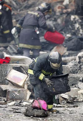 Huracanes tornados destrozos fotos imagenes fenomenos climaticos rayos truenos tormentas ojos investigaciones destrucciones argentina estados unidos mexico temporales www.wetherchannel.com pronosticos John Travolta,Nicholas Cage,Contracara,cirugias esteticas,rostro,lipoaspiraciones,medicina,cirujanos,operaciones,Maria Reich,Nazca,lineas,calendario astronomico,Peru,dibujos,astronomia,geometria,Bernd Teichert,mapas,Ana Mar&iacute;a Cogorno,ovnis,misterios,Cristobal Colon,Hernando,Diego,catedral Sevillana,Cartuja Pickman,Jos&eacute; Antonio Lorente,Granada,ADN;restos,Marcial Castro,antropologia,Republica Dominicana,www.egipto.com,Egipto,Keops,piramides,descubrimientos,Aton,Ankh,tumbas,sarcofacos,momias,embalsamamientos,Kefren,camaras secretas,Nefertiti,Amenofis,Nilo,inundaciones,Blade Runner,Ridley Scott, Richard Dawkins,Steven Pinker,Harrison Ford,Stephen Minger,Stanley Kubrick,Daryl Hanna,replicantes,androides,ciencia ficcion,Contactos,SHGb02+14a,proyecto SETI,Search for Extra Terrestial Intelligence,SETI@home,Robert Zemeckis,Jodie Foster,Dan Wertheimer,New Scientist,Arecibo,Puerto Rico,civilizaciones extraterrestres,Ma libert&eacute; de penser,Florent Pagny,Argentina,France,Patagonia,Argentine,Azucena Caama&ntilde;o,Savoir aimer,artistes,musique,musica,CD,cantores,ventas,compras,ranking,Paparazzi,Isabel Sartorius,Borbon,Ortiz Pati&ntilde;o,Vallejo Najera,Entrecanales,Mora Figueroa,Antonio Montero,Sainz Vicu&ntilde;a,Espa&ntilde;a,jet set,Mallorca,Ibiza,John Fitzgerald Kennedy,Lee Harvey Oswald,Vitaliy Fadeyev,Lawrence Berkeley,Carl Haber,Fidel Castro,Lyndon B. Johnson,Jackie,Onassis,Irma Roy,Carolina Papaleo,Osvaldo,diputada nacional,Congreso,Argentina,Raul Granillo Ocampo,politica,justicialismo,peronismo,cine,television,La Horqueta,San Isidro,que se vayan todos,diciembre 2001,2002,2003,2004,maria julia alsogaray,alvaros,,Roberto Mart&iacute;nez Medina,Maria Julia Alsogaray,Ra&uacute;l Granillo Ocampo,Jorge Rodr&iacute;guez,V&iacute;ctor Alderete,Claudia Bello,Angel Massa,Alfredo Yabran,Mario Pontaquarto,Nestor Carlos Kirchner,Cristina Elizabeth Fernandez,corrupcion,senado,general rodriguez,anibal,fernandez,alberto,fernando de la rua,ines pertine,eduardo duhalde,hilda chiche gonzalez,2000,2001,2002,2003,2004,Museos,www.louvre.fr,Leonardo Da Vinci,Gioconda,Mona Lisa,Italia,Francia,France,inventos,Italy,renacimiento,historia,cuadros,links,images,postcards,photos,fotos,imagenes,postales,pictures,historia,arqueologia,descubrimientos,culturales,agenda,infodiario,diario accion,buenos aires,argentina,Diario Accion de General Rodriguez, politica, actualidad, noticias e informacion, personalidades e instituciones, policiales, galerias de fotos; historia de General Rodriguez, sus origenes, edificios, estancias, habitos y costumbres, anecdotas, comercios e industrias, los fundadores, antiguas instituciones, fotos e imagenes; suplementos especiales: la crisis politica, economica y social de la Argentina, los acontecimientos de Diciembre de 2001, articulos y entrevistas; Emigracion: toda la informacion destinada a aquellos que desean emigrar, radicarse o estudiar en el exterior, visas, pasaportes, consejos, guias, informacion util, links; Trueque: novedades e informacion, links, estructura del trueque; el casamiento de Maxima Zorreguieta y el principe Guillermo Alejandro de Holanda; Guerra de Afganistan: galeria de imagenes e informacion sobre la primera guerra del siglo XXI; la guerra de Irak, Bagdad, Georges W. Bush, Saddam Husseim, el atentado a las torres Gemelas de Nueva York, las twin towers, el 11-s, y descripcion del hecho que conmovio al mundo; Empleo: consultoras, clasificados, agencias de empleo, consejos e informacion util, curriculum vitae, como confeccionarlos, noticias de actualidad; 
Los numeros de la crisis: Las consecuencias de la crisis politica, economica y social; estadisticas, pobreza, desnutricion, salud y asistencia; noticias regionales y provinciales, columnas y editoriales; informacion para negocios: pymes, links, empresas y negocios; Agenda Cultural con toda la informacion de cursos, universidades, talleres, escuelas y oportunidades, exposiciones de arte de la region; buscadores en Internet, Enlaces: links a los mejores sitios de educacion, cultura, arte, biografias, politica, interes general, web, Links del Diario Accion: RMS Titanic, su historia, su tragico viaje inaugural; historias, testimonios, documentos y articulos sobre el naufragio; links y sitios sobre el tema; la pelicula de Cameron, fotos e imagenes; suplementos especiales, Historia Argentina y de General Rodriguez, la llegada de la democracia en General Rodriguez, la asuncion de Juan Lumbreras como intendente en 1983, galeria de imagenes, sus palabras y los actos, su gabinete, festejos de la comunidad. Fundacion del pueblo de General Rodriguez, sus instituciones y personalidades relevantes, arquitectura y edificios, comercios e industrias, sus comienzos, estancias, inmigraciones italianas, espa&ntilde;olas, vascas e irlandesas, anecdotas y efemerides, sus hombres ilustres, el Hospital Vicente Lopez y Planes, su fundacion por las Damas de Beneficencia, el hundimiento del crucero General Belgrano, testimonios de ex combatientes y tripulantes, su comandante Hector Elias Bonzo, fotos e imagenes, recuerdos y homenajes, historia de la familia Bonzo de General Rodriguez, entrevistas y articulos periodisticos. La guerra de Malvinas en el Atlantico Sur, el conflicto belico con Gran Breta&ntilde;a de 1982, politicos relevantes, Benjamin Paez y Trueba, fotos antiguas de familias fundadoras, galerias de imagenes de pobladores, recorrida virtual por el antiguo General Rodriguez, el paso de la Infanta en 1910, historia de La Serenisima, la familia Mastellone, La Choza, Bernardo de Irigoyen, peronismo y radicalismo y muchisimo mas