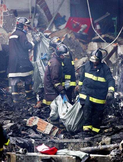 Huracanes tornados destrozos fotos imagenes fenomenos climaticos rayos truenos tormentas ojos investigaciones destrucciones argentina estados unidos mexico temporales www.wetherchannel.com pronosticos John Travolta,Nicholas Cage,Contracara,cirugias esteticas,rostro,lipoaspiraciones,medicina,cirujanos,operaciones,Maria Reich,Nazca,lineas,calendario astronomico,Peru,dibujos,astronomia,geometria,Bernd Teichert,mapas,Ana Mar&iacute;a Cogorno,ovnis,misterios,Cristobal Colon,Hernando,Diego,catedral Sevillana,Cartuja Pickman,Jos&eacute; Antonio Lorente,Granada,ADN;restos,Marcial Castro,antropologia,Republica Dominicana,www.egipto.com,Egipto,Keops,piramides,descubrimientos,Aton,Ankh,tumbas,sarcofacos,momias,embalsamamientos,Kefren,camaras secretas,Nefertiti,Amenofis,Nilo,inundaciones,Blade Runner,Ridley Scott, Richard Dawkins,Steven Pinker,Harrison Ford,Stephen Minger,Stanley Kubrick,Daryl Hanna,replicantes,androides,ciencia ficcion,Contactos,SHGb02+14a,proyecto SETI,Search for Extra Terrestial Intelligence,SETI@home,Robert Zemeckis,Jodie Foster,Dan Wertheimer,New Scientist,Arecibo,Puerto Rico,civilizaciones extraterrestres,Ma libert&eacute; de penser,Florent Pagny,Argentina,France,Patagonia,Argentine,Azucena Caama&ntilde;o,Savoir aimer,artistes,musique,musica,CD,cantores,ventas,compras,ranking,Paparazzi,Isabel Sartorius,Borbon,Ortiz Pati&ntilde;o,Vallejo Najera,Entrecanales,Mora Figueroa,Antonio Montero,Sainz Vicu&ntilde;a,Espa&ntilde;a,jet set,Mallorca,Ibiza,John Fitzgerald Kennedy,Lee Harvey Oswald,Vitaliy Fadeyev,Lawrence Berkeley,Carl Haber,Fidel Castro,Lyndon B. Johnson,Jackie,Onassis,Irma Roy,Carolina Papaleo,Osvaldo,diputada nacional,Congreso,Argentina,Raul Granillo Ocampo,politica,justicialismo,peronismo,cine,television,La Horqueta,San Isidro,que se vayan todos,diciembre 2001,2002,2003,2004,maria julia alsogaray,alvaros,,Roberto Mart&iacute;nez Medina,Maria Julia Alsogaray,Ra&uacute;l Granillo Ocampo,Jorge Rodr&iacute;guez,V&iacute;ctor Alderete,Claudia Bello,Angel Massa,Alfredo Yabran,Mario Pontaquarto,Nestor Carlos Kirchner,Cristina Elizabeth Fernandez,corrupcion,senado,general rodriguez,anibal,fernandez,alberto,fernando de la rua,ines pertine,eduardo duhalde,hilda chiche gonzalez,2000,2001,2002,2003,2004,Museos,www.louvre.fr,Leonardo Da Vinci,Gioconda,Mona Lisa,Italia,Francia,France,inventos,Italy,renacimiento,historia,cuadros,links,images,postcards,photos,fotos,imagenes,postales,pictures,historia,arqueologia,descubrimientos,culturales,agenda,infodiario,diario accion,buenos aires,argentina,Diario Accion de General Rodriguez, politica, actualidad, noticias e informacion, personalidades e instituciones, policiales, galerias de fotos; historia de General Rodriguez, sus origenes, edificios, estancias, habitos y costumbres, anecdotas, comercios e industrias, los fundadores, antiguas instituciones, fotos e imagenes; suplementos especiales: la crisis politica, economica y social de la Argentina, los acontecimientos de Diciembre de 2001, articulos y entrevistas; Emigracion: toda la informacion destinada a aquellos que desean emigrar, radicarse o estudiar en el exterior, visas, pasaportes, consejos, guias, informacion util, links; Trueque: novedades e informacion, links, estructura del trueque; el casamiento de Maxima Zorreguieta y el principe Guillermo Alejandro de Holanda; Guerra de Afganistan: galeria de imagenes e informacion sobre la primera guerra del siglo XXI; la guerra de Irak, Bagdad, Georges W. Bush, Saddam Husseim, el atentado a las torres Gemelas de Nueva York, las twin towers, el 11-s, y descripcion del hecho que conmovio al mundo; Empleo: consultoras, clasificados, agencias de empleo, consejos e informacion util, curriculum vitae, como confeccionarlos, noticias de actualidad; 
Los numeros de la crisis: Las consecuencias de la crisis politica, economica y social; estadisticas, pobreza, desnutricion, salud y asistencia; noticias regionales y provinciales, columnas y editoriales; informacion para negocios: pymes, links, empresas y negocios; Agenda Cultural con toda la informacion de cursos, universidades, talleres, escuelas y oportunidades, exposiciones de arte de la region; buscadores en Internet, Enlaces: links a los mejores sitios de educacion, cultura, arte, biografias, politica, interes general, web, Links del Diario Accion: RMS Titanic, su historia, su tragico viaje inaugural; historias, testimonios, documentos y articulos sobre el naufragio; links y sitios sobre el tema; la pelicula de Cameron, fotos e imagenes; suplementos especiales, Historia Argentina y de General Rodriguez, la llegada de la democracia en General Rodriguez, la asuncion de Juan Lumbreras como intendente en 1983, galeria de imagenes, sus palabras y los actos, su gabinete, festejos de la comunidad. Fundacion del pueblo de General Rodriguez, sus instituciones y personalidades relevantes, arquitectura y edificios, comercios e industrias, sus comienzos, estancias, inmigraciones italianas, espa&ntilde;olas, vascas e irlandesas, anecdotas y efemerides, sus hombres ilustres, el Hospital Vicente Lopez y Planes, su fundacion por las Damas de Beneficencia, el hundimiento del crucero General Belgrano, testimonios de ex combatientes y tripulantes, su comandante Hector Elias Bonzo, fotos e imagenes, recuerdos y homenajes, historia de la familia Bonzo de General Rodriguez, entrevistas y articulos periodisticos. La guerra de Malvinas en el Atlantico Sur, el conflicto belico con Gran Breta&ntilde;a de 1982, politicos relevantes, Benjamin Paez y Trueba, fotos antiguas de familias fundadoras, galerias de imagenes de pobladores, recorrida virtual por el antiguo General Rodriguez, el paso de la Infanta en 1910, historia de La Serenisima, la familia Mastellone, La Choza, Bernardo de Irigoyen, peronismo y radicalismo y muchisimo mas