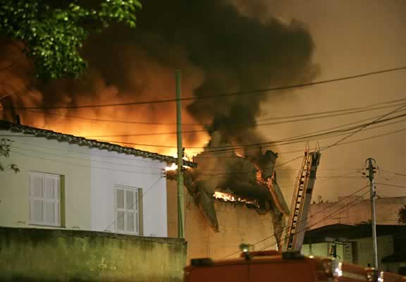 Huracanes tornados destrozos fotos imagenes fenomenos climaticos rayos truenos tormentas ojos investigaciones destrucciones argentina estados unidos mexico temporales www.wetherchannel.com pronosticos John Travolta,Nicholas Cage,Contracara,cirugias esteticas,rostro,lipoaspiraciones,medicina,cirujanos,operaciones,Maria Reich,Nazca,lineas,calendario astronomico,Peru,dibujos,astronomia,geometria,Bernd Teichert,mapas,Ana Mar&iacute;a Cogorno,ovnis,misterios,Cristobal Colon,Hernando,Diego,catedral Sevillana,Cartuja Pickman,Jos&eacute; Antonio Lorente,Granada,ADN;restos,Marcial Castro,antropologia,Republica Dominicana,www.egipto.com,Egipto,Keops,piramides,descubrimientos,Aton,Ankh,tumbas,sarcofacos,momias,embalsamamientos,Kefren,camaras secretas,Nefertiti,Amenofis,Nilo,inundaciones,Blade Runner,Ridley Scott, Richard Dawkins,Steven Pinker,Harrison Ford,Stephen Minger,Stanley Kubrick,Daryl Hanna,replicantes,androides,ciencia ficcion,Contactos,SHGb02+14a,proyecto SETI,Search for Extra Terrestial Intelligence,SETI@home,Robert Zemeckis,Jodie Foster,Dan Wertheimer,New Scientist,Arecibo,Puerto Rico,civilizaciones extraterrestres,Ma libert&eacute; de penser,Florent Pagny,Argentina,France,Patagonia,Argentine,Azucena Caama&ntilde;o,Savoir aimer,artistes,musique,musica,CD,cantores,ventas,compras,ranking,Paparazzi,Isabel Sartorius,Borbon,Ortiz Pati&ntilde;o,Vallejo Najera,Entrecanales,Mora Figueroa,Antonio Montero,Sainz Vicu&ntilde;a,Espa&ntilde;a,jet set,Mallorca,Ibiza,John Fitzgerald Kennedy,Lee Harvey Oswald,Vitaliy Fadeyev,Lawrence Berkeley,Carl Haber,Fidel Castro,Lyndon B. Johnson,Jackie,Onassis,Irma Roy,Carolina Papaleo,Osvaldo,diputada nacional,Congreso,Argentina,Raul Granillo Ocampo,politica,justicialismo,peronismo,cine,television,La Horqueta,San Isidro,que se vayan todos,diciembre 2001,2002,2003,2004,maria julia alsogaray,alvaros,,Roberto Mart&iacute;nez Medina,Maria Julia Alsogaray,Ra&uacute;l Granillo Ocampo,Jorge Rodr&iacute;guez,V&iacute;ctor Alderete,Claudia Bello,Angel Massa,Alfredo Yabran,Mario Pontaquarto,Nestor Carlos Kirchner,Cristina Elizabeth Fernandez,corrupcion,senado,general rodriguez,anibal,fernandez,alberto,fernando de la rua,ines pertine,eduardo duhalde,hilda chiche gonzalez,2000,2001,2002,2003,2004,Museos,www.louvre.fr,Leonardo Da Vinci,Gioconda,Mona Lisa,Italia,Francia,France,inventos,Italy,renacimiento,historia,cuadros,links,images,postcards,photos,fotos,imagenes,postales,pictures,historia,arqueologia,descubrimientos,culturales,agenda,infodiario,diario accion,buenos aires,argentina,Diario Accion de General Rodriguez, politica, actualidad, noticias e informacion, personalidades e instituciones, policiales, galerias de fotos; historia de General Rodriguez, sus origenes, edificios, estancias, habitos y costumbres, anecdotas, comercios e industrias, los fundadores, antiguas instituciones, fotos e imagenes; suplementos especiales: la crisis politica, economica y social de la Argentina, los acontecimientos de Diciembre de 2001, articulos y entrevistas; Emigracion: toda la informacion destinada a aquellos que desean emigrar, radicarse o estudiar en el exterior, visas, pasaportes, consejos, guias, informacion util, links; Trueque: novedades e informacion, links, estructura del trueque; el casamiento de Maxima Zorreguieta y el principe Guillermo Alejandro de Holanda; Guerra de Afganistan: galeria de imagenes e informacion sobre la primera guerra del siglo XXI; la guerra de Irak, Bagdad, Georges W. Bush, Saddam Husseim, el atentado a las torres Gemelas de Nueva York, las twin towers, el 11-s, y descripcion del hecho que conmovio al mundo; Empleo: consultoras, clasificados, agencias de empleo, consejos e informacion util, curriculum vitae, como confeccionarlos, noticias de actualidad; 
Los numeros de la crisis: Las consecuencias de la crisis politica, economica y social; estadisticas, pobreza, desnutricion, salud y asistencia; noticias regionales y provinciales, columnas y editoriales; informacion para negocios: pymes, links, empresas y negocios; Agenda Cultural con toda la informacion de cursos, universidades, talleres, escuelas y oportunidades, exposiciones de arte de la region; buscadores en Internet, Enlaces: links a los mejores sitios de educacion, cultura, arte, biografias, politica, interes general, web, Links del Diario Accion: RMS Titanic, su historia, su tragico viaje inaugural; historias, testimonios, documentos y articulos sobre el naufragio; links y sitios sobre el tema; la pelicula de Cameron, fotos e imagenes; suplementos especiales, Historia Argentina y de General Rodriguez, la llegada de la democracia en General Rodriguez, la asuncion de Juan Lumbreras como intendente en 1983, galeria de imagenes, sus palabras y los actos, su gabinete, festejos de la comunidad. Fundacion del pueblo de General Rodriguez, sus instituciones y personalidades relevantes, arquitectura y edificios, comercios e industrias, sus comienzos, estancias, inmigraciones italianas, espa&ntilde;olas, vascas e irlandesas, anecdotas y efemerides, sus hombres ilustres, el Hospital Vicente Lopez y Planes, su fundacion por las Damas de Beneficencia, el hundimiento del crucero General Belgrano, testimonios de ex combatientes y tripulantes, su comandante Hector Elias Bonzo, fotos e imagenes, recuerdos y homenajes, historia de la familia Bonzo de General Rodriguez, entrevistas y articulos periodisticos. La guerra de Malvinas en el Atlantico Sur, el conflicto belico con Gran Breta&ntilde;a de 1982, politicos relevantes, Benjamin Paez y Trueba, fotos antiguas de familias fundadoras, galerias de imagenes de pobladores, recorrida virtual por el antiguo General Rodriguez, el paso de la Infanta en 1910, historia de La Serenisima, la familia Mastellone, La Choza, Bernardo de Irigoyen, peronismo y radicalismo y muchisimo mas