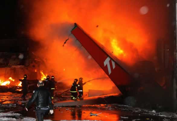 Huracanes tornados destrozos fotos imagenes fenomenos climaticos rayos truenos tormentas ojos investigaciones destrucciones argentina estados unidos mexico temporales www.wetherchannel.com pronosticos John Travolta,Nicholas Cage,Contracara,cirugias esteticas,rostro,lipoaspiraciones,medicina,cirujanos,operaciones,Maria Reich,Nazca,lineas,calendario astronomico,Peru,dibujos,astronomia,geometria,Bernd Teichert,mapas,Ana Mar&iacute;a Cogorno,ovnis,misterios,Cristobal Colon,Hernando,Diego,catedral Sevillana,Cartuja Pickman,Jos&eacute; Antonio Lorente,Granada,ADN;restos,Marcial Castro,antropologia,Republica Dominicana,www.egipto.com,Egipto,Keops,piramides,descubrimientos,Aton,Ankh,tumbas,sarcofacos,momias,embalsamamientos,Kefren,camaras secretas,Nefertiti,Amenofis,Nilo,inundaciones,Blade Runner,Ridley Scott, Richard Dawkins,Steven Pinker,Harrison Ford,Stephen Minger,Stanley Kubrick,Daryl Hanna,replicantes,androides,ciencia ficcion,Contactos,SHGb02+14a,proyecto SETI,Search for Extra Terrestial Intelligence,SETI@home,Robert Zemeckis,Jodie Foster,Dan Wertheimer,New Scientist,Arecibo,Puerto Rico,civilizaciones extraterrestres,Ma libert&eacute; de penser,Florent Pagny,Argentina,France,Patagonia,Argentine,Azucena Caama&ntilde;o,Savoir aimer,artistes,musique,musica,CD,cantores,ventas,compras,ranking,Paparazzi,Isabel Sartorius,Borbon,Ortiz Pati&ntilde;o,Vallejo Najera,Entrecanales,Mora Figueroa,Antonio Montero,Sainz Vicu&ntilde;a,Espa&ntilde;a,jet set,Mallorca,Ibiza,John Fitzgerald Kennedy,Lee Harvey Oswald,Vitaliy Fadeyev,Lawrence Berkeley,Carl Haber,Fidel Castro,Lyndon B. Johnson,Jackie,Onassis,Irma Roy,Carolina Papaleo,Osvaldo,diputada nacional,Congreso,Argentina,Raul Granillo Ocampo,politica,justicialismo,peronismo,cine,television,La Horqueta,San Isidro,que se vayan todos,diciembre 2001,2002,2003,2004,maria julia alsogaray,alvaros,,Roberto Mart&iacute;nez Medina,Maria Julia Alsogaray,Ra&uacute;l Granillo Ocampo,Jorge Rodr&iacute;guez,V&iacute;ctor Alderete,Claudia Bello,Angel Massa,Alfredo Yabran,Mario Pontaquarto,Nestor Carlos Kirchner,Cristina Elizabeth Fernandez,corrupcion,senado,general rodriguez,anibal,fernandez,alberto,fernando de la rua,ines pertine,eduardo duhalde,hilda chiche gonzalez,2000,2001,2002,2003,2004,Museos,www.louvre.fr,Leonardo Da Vinci,Gioconda,Mona Lisa,Italia,Francia,France,inventos,Italy,renacimiento,historia,cuadros,links,images,postcards,photos,fotos,imagenes,postales,pictures,historia,arqueologia,descubrimientos,culturales,agenda,infodiario,diario accion,buenos aires,argentina,Diario Accion de General Rodriguez, politica, actualidad, noticias e informacion, personalidades e instituciones, policiales, galerias de fotos; historia de General Rodriguez, sus origenes, edificios, estancias, habitos y costumbres, anecdotas, comercios e industrias, los fundadores, antiguas instituciones, fotos e imagenes; suplementos especiales: la crisis politica, economica y social de la Argentina, los acontecimientos de Diciembre de 2001, articulos y entrevistas; Emigracion: toda la informacion destinada a aquellos que desean emigrar, radicarse o estudiar en el exterior, visas, pasaportes, consejos, guias, informacion util, links; Trueque: novedades e informacion, links, estructura del trueque; el casamiento de Maxima Zorreguieta y el principe Guillermo Alejandro de Holanda; Guerra de Afganistan: galeria de imagenes e informacion sobre la primera guerra del siglo XXI; la guerra de Irak, Bagdad, Georges W. Bush, Saddam Husseim, el atentado a las torres Gemelas de Nueva York, las twin towers, el 11-s, y descripcion del hecho que conmovio al mundo; Empleo: consultoras, clasificados, agencias de empleo, consejos e informacion util, curriculum vitae, como confeccionarlos, noticias de actualidad; 
Los numeros de la crisis: Las consecuencias de la crisis politica, economica y social; estadisticas, pobreza, desnutricion, salud y asistencia; noticias regionales y provinciales, columnas y editoriales; informacion para negocios: pymes, links, empresas y negocios; Agenda Cultural con toda la informacion de cursos, universidades, talleres, escuelas y oportunidades, exposiciones de arte de la region; buscadores en Internet, Enlaces: links a los mejores sitios de educacion, cultura, arte, biografias, politica, interes general, web, Links del Diario Accion: RMS Titanic, su historia, su tragico viaje inaugural; historias, testimonios, documentos y articulos sobre el naufragio; links y sitios sobre el tema; la pelicula de Cameron, fotos e imagenes; suplementos especiales, Historia Argentina y de General Rodriguez, la llegada de la democracia en General Rodriguez, la asuncion de Juan Lumbreras como intendente en 1983, galeria de imagenes, sus palabras y los actos, su gabinete, festejos de la comunidad. Fundacion del pueblo de General Rodriguez, sus instituciones y personalidades relevantes, arquitectura y edificios, comercios e industrias, sus comienzos, estancias, inmigraciones italianas, espa&ntilde;olas, vascas e irlandesas, anecdotas y efemerides, sus hombres ilustres, el Hospital Vicente Lopez y Planes, su fundacion por las Damas de Beneficencia, el hundimiento del crucero General Belgrano, testimonios de ex combatientes y tripulantes, su comandante Hector Elias Bonzo, fotos e imagenes, recuerdos y homenajes, historia de la familia Bonzo de General Rodriguez, entrevistas y articulos periodisticos. La guerra de Malvinas en el Atlantico Sur, el conflicto belico con Gran Breta&ntilde;a de 1982, politicos relevantes, Benjamin Paez y Trueba, fotos antiguas de familias fundadoras, galerias de imagenes de pobladores, recorrida virtual por el antiguo General Rodriguez, el paso de la Infanta en 1910, historia de La Serenisima, la familia Mastellone, La Choza, Bernardo de Irigoyen, peronismo y radicalismo y muchisimo mas