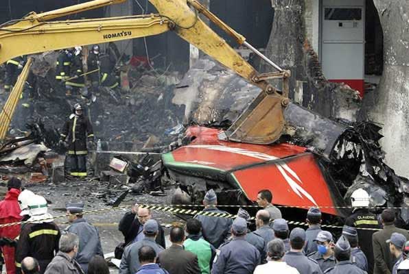 Huracanes tornados destrozos fotos imagenes fenomenos climaticos rayos truenos tormentas ojos investigaciones destrucciones argentina estados unidos mexico temporales www.wetherchannel.com pronosticos John Travolta,Nicholas Cage,Contracara,cirugias esteticas,rostro,lipoaspiraciones,medicina,cirujanos,operaciones,Maria Reich,Nazca,lineas,calendario astronomico,Peru,dibujos,astronomia,geometria,Bernd Teichert,mapas,Ana Mar&iacute;a Cogorno,ovnis,misterios,Cristobal Colon,Hernando,Diego,catedral Sevillana,Cartuja Pickman,Jos&eacute; Antonio Lorente,Granada,ADN;restos,Marcial Castro,antropologia,Republica Dominicana,www.egipto.com,Egipto,Keops,piramides,descubrimientos,Aton,Ankh,tumbas,sarcofacos,momias,embalsamamientos,Kefren,camaras secretas,Nefertiti,Amenofis,Nilo,inundaciones,Blade Runner,Ridley Scott, Richard Dawkins,Steven Pinker,Harrison Ford,Stephen Minger,Stanley Kubrick,Daryl Hanna,replicantes,androides,ciencia ficcion,Contactos,SHGb02+14a,proyecto SETI,Search for Extra Terrestial Intelligence,SETI@home,Robert Zemeckis,Jodie Foster,Dan Wertheimer,New Scientist,Arecibo,Puerto Rico,civilizaciones extraterrestres,Ma libert&eacute; de penser,Florent Pagny,Argentina,France,Patagonia,Argentine,Azucena Caama&ntilde;o,Savoir aimer,artistes,musique,musica,CD,cantores,ventas,compras,ranking,Paparazzi,Isabel Sartorius,Borbon,Ortiz Pati&ntilde;o,Vallejo Najera,Entrecanales,Mora Figueroa,Antonio Montero,Sainz Vicu&ntilde;a,Espa&ntilde;a,jet set,Mallorca,Ibiza,John Fitzgerald Kennedy,Lee Harvey Oswald,Vitaliy Fadeyev,Lawrence Berkeley,Carl Haber,Fidel Castro,Lyndon B. Johnson,Jackie,Onassis,Irma Roy,Carolina Papaleo,Osvaldo,diputada nacional,Congreso,Argentina,Raul Granillo Ocampo,politica,justicialismo,peronismo,cine,television,La Horqueta,San Isidro,que se vayan todos,diciembre 2001,2002,2003,2004,maria julia alsogaray,alvaros,,Roberto Mart&iacute;nez Medina,Maria Julia Alsogaray,Ra&uacute;l Granillo Ocampo,Jorge Rodr&iacute;guez,V&iacute;ctor Alderete,Claudia Bello,Angel Massa,Alfredo Yabran,Mario Pontaquarto,Nestor Carlos Kirchner,Cristina Elizabeth Fernandez,corrupcion,senado,general rodriguez,anibal,fernandez,alberto,fernando de la rua,ines pertine,eduardo duhalde,hilda chiche gonzalez,2000,2001,2002,2003,2004,Museos,www.louvre.fr,Leonardo Da Vinci,Gioconda,Mona Lisa,Italia,Francia,France,inventos,Italy,renacimiento,historia,cuadros,links,images,postcards,photos,fotos,imagenes,postales,pictures,historia,arqueologia,descubrimientos,culturales,agenda,infodiario,diario accion,buenos aires,argentina,Diario Accion de General Rodriguez, politica, actualidad, noticias e informacion, personalidades e instituciones, policiales, galerias de fotos; historia de General Rodriguez, sus origenes, edificios, estancias, habitos y costumbres, anecdotas, comercios e industrias, los fundadores, antiguas instituciones, fotos e imagenes; suplementos especiales: la crisis politica, economica y social de la Argentina, los acontecimientos de Diciembre de 2001, articulos y entrevistas; Emigracion: toda la informacion destinada a aquellos que desean emigrar, radicarse o estudiar en el exterior, visas, pasaportes, consejos, guias, informacion util, links; Trueque: novedades e informacion, links, estructura del trueque; el casamiento de Maxima Zorreguieta y el principe Guillermo Alejandro de Holanda; Guerra de Afganistan: galeria de imagenes e informacion sobre la primera guerra del siglo XXI; la guerra de Irak, Bagdad, Georges W. Bush, Saddam Husseim, el atentado a las torres Gemelas de Nueva York, las twin towers, el 11-s, y descripcion del hecho que conmovio al mundo; Empleo: consultoras, clasificados, agencias de empleo, consejos e informacion util, curriculum vitae, como confeccionarlos, noticias de actualidad; 
Los numeros de la crisis: Las consecuencias de la crisis politica, economica y social; estadisticas, pobreza, desnutricion, salud y asistencia; noticias regionales y provinciales, columnas y editoriales; informacion para negocios: pymes, links, empresas y negocios; Agenda Cultural con toda la informacion de cursos, universidades, talleres, escuelas y oportunidades, exposiciones de arte de la region; buscadores en Internet, Enlaces: links a los mejores sitios de educacion, cultura, arte, biografias, politica, interes general, web, Links del Diario Accion: RMS Titanic, su historia, su tragico viaje inaugural; historias, testimonios, documentos y articulos sobre el naufragio; links y sitios sobre el tema; la pelicula de Cameron, fotos e imagenes; suplementos especiales, Historia Argentina y de General Rodriguez, la llegada de la democracia en General Rodriguez, la asuncion de Juan Lumbreras como intendente en 1983, galeria de imagenes, sus palabras y los actos, su gabinete, festejos de la comunidad. Fundacion del pueblo de General Rodriguez, sus instituciones y personalidades relevantes, arquitectura y edificios, comercios e industrias, sus comienzos, estancias, inmigraciones italianas, espa&ntilde;olas, vascas e irlandesas, anecdotas y efemerides, sus hombres ilustres, el Hospital Vicente Lopez y Planes, su fundacion por las Damas de Beneficencia, el hundimiento del crucero General Belgrano, testimonios de ex combatientes y tripulantes, su comandante Hector Elias Bonzo, fotos e imagenes, recuerdos y homenajes, historia de la familia Bonzo de General Rodriguez, entrevistas y articulos periodisticos. La guerra de Malvinas en el Atlantico Sur, el conflicto belico con Gran Breta&ntilde;a de 1982, politicos relevantes, Benjamin Paez y Trueba, fotos antiguas de familias fundadoras, galerias de imagenes de pobladores, recorrida virtual por el antiguo General Rodriguez, el paso de la Infanta en 1910, historia de La Serenisima, la familia Mastellone, La Choza, Bernardo de Irigoyen, peronismo y radicalismo y muchisimo mas