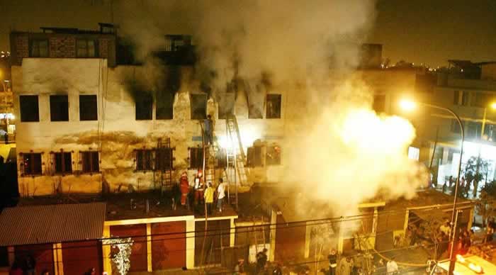Huracanes tornados destrozos fotos imagenes fenomenos climaticos rayos truenos tormentas ojos investigaciones destrucciones argentina estados unidos mexico temporales www.wetherchannel.com pronosticos John Travolta,Nicholas Cage,Contracara,cirugias esteticas,rostro,lipoaspiraciones,medicina,cirujanos,operaciones,Maria Reich,Nazca,lineas,calendario astronomico,Peru,dibujos,astronomia,geometria,Bernd Teichert,mapas,Ana Mar&iacute;a Cogorno,ovnis,misterios,Cristobal Colon,Hernando,Diego,catedral Sevillana,Cartuja Pickman,Jos&eacute; Antonio Lorente,Granada,ADN;restos,Marcial Castro,antropologia,Republica Dominicana,www.egipto.com,Egipto,Keops,piramides,descubrimientos,Aton,Ankh,tumbas,sarcofacos,momias,embalsamamientos,Kefren,camaras secretas,Nefertiti,Amenofis,Nilo,inundaciones,Blade Runner,Ridley Scott, Richard Dawkins,Steven Pinker,Harrison Ford,Stephen Minger,Stanley Kubrick,Daryl Hanna,replicantes,androides,ciencia ficcion,Contactos,SHGb02+14a,proyecto SETI,Search for Extra Terrestial Intelligence,SETI@home,Robert Zemeckis,Jodie Foster,Dan Wertheimer,New Scientist,Arecibo,Puerto Rico,civilizaciones extraterrestres,Ma libert&eacute; de penser,Florent Pagny,Argentina,France,Patagonia,Argentine,Azucena Caama&ntilde;o,Savoir aimer,artistes,musique,musica,CD,cantores,ventas,compras,ranking,Paparazzi,Isabel Sartorius,Borbon,Ortiz Pati&ntilde;o,Vallejo Najera,Entrecanales,Mora Figueroa,Antonio Montero,Sainz Vicu&ntilde;a,Espa&ntilde;a,jet set,Mallorca,Ibiza,John Fitzgerald Kennedy,Lee Harvey Oswald,Vitaliy Fadeyev,Lawrence Berkeley,Carl Haber,Fidel Castro,Lyndon B. Johnson,Jackie,Onassis,Irma Roy,Carolina Papaleo,Osvaldo,diputada nacional,Congreso,Argentina,Raul Granillo Ocampo,politica,justicialismo,peronismo,cine,television,La Horqueta,San Isidro,que se vayan todos,diciembre 2001,2002,2003,2004,maria julia alsogaray,alvaros,,Roberto Mart&iacute;nez Medina,Maria Julia Alsogaray,Ra&uacute;l Granillo Ocampo,Jorge Rodr&iacute;guez,V&iacute;ctor Alderete,Claudia Bello,Angel Massa,Alfredo Yabran,Mario Pontaquarto,Nestor Carlos Kirchner,Cristina Elizabeth Fernandez,corrupcion,senado,general rodriguez,anibal,fernandez,alberto,fernando de la rua,ines pertine,eduardo duhalde,hilda chiche gonzalez,2000,2001,2002,2003,2004,Museos,www.louvre.fr,Leonardo Da Vinci,Gioconda,Mona Lisa,Italia,Francia,France,inventos,Italy,renacimiento,historia,cuadros,links,images,postcards,photos,fotos,imagenes,postales,pictures,historia,arqueologia,descubrimientos,culturales,agenda,infodiario,diario accion,buenos aires,argentina,Diario Accion de General Rodriguez, politica, actualidad, noticias e informacion, personalidades e instituciones, policiales, galerias de fotos; historia de General Rodriguez, sus origenes, edificios, estancias, habitos y costumbres, anecdotas, comercios e industrias, los fundadores, antiguas instituciones, fotos e imagenes; suplementos especiales: la crisis politica, economica y social de la Argentina, los acontecimientos de Diciembre de 2001, articulos y entrevistas; Emigracion: toda la informacion destinada a aquellos que desean emigrar, radicarse o estudiar en el exterior, visas, pasaportes, consejos, guias, informacion util, links; Trueque: novedades e informacion, links, estructura del trueque; el casamiento de Maxima Zorreguieta y el principe Guillermo Alejandro de Holanda; Guerra de Afganistan: galeria de imagenes e informacion sobre la primera guerra del siglo XXI; la guerra de Irak, Bagdad, Georges W. Bush, Saddam Husseim, el atentado a las torres Gemelas de Nueva York, las twin towers, el 11-s, y descripcion del hecho que conmovio al mundo; Empleo: consultoras, clasificados, agencias de empleo, consejos e informacion util, curriculum vitae, como confeccionarlos, noticias de actualidad; 
Los numeros de la crisis: Las consecuencias de la crisis politica, economica y social; estadisticas, pobreza, desnutricion, salud y asistencia; noticias regionales y provinciales, columnas y editoriales; informacion para negocios: pymes, links, empresas y negocios; Agenda Cultural con toda la informacion de cursos, universidades, talleres, escuelas y oportunidades, exposiciones de arte de la region; buscadores en Internet, Enlaces: links a los mejores sitios de educacion, cultura, arte, biografias, politica, interes general, web, Links del Diario Accion: RMS Titanic, su historia, su tragico viaje inaugural; historias, testimonios, documentos y articulos sobre el naufragio; links y sitios sobre el tema; la pelicula de Cameron, fotos e imagenes; suplementos especiales, Historia Argentina y de General Rodriguez, la llegada de la democracia en General Rodriguez, la asuncion de Juan Lumbreras como intendente en 1983, galeria de imagenes, sus palabras y los actos, su gabinete, festejos de la comunidad. Fundacion del pueblo de General Rodriguez, sus instituciones y personalidades relevantes, arquitectura y edificios, comercios e industrias, sus comienzos, estancias, inmigraciones italianas, espa&ntilde;olas, vascas e irlandesas, anecdotas y efemerides, sus hombres ilustres, el Hospital Vicente Lopez y Planes, su fundacion por las Damas de Beneficencia, el hundimiento del crucero General Belgrano, testimonios de ex combatientes y tripulantes, su comandante Hector Elias Bonzo, fotos e imagenes, recuerdos y homenajes, historia de la familia Bonzo de General Rodriguez, entrevistas y articulos periodisticos. La guerra de Malvinas en el Atlantico Sur, el conflicto belico con Gran Breta&ntilde;a de 1982, politicos relevantes, Benjamin Paez y Trueba, fotos antiguas de familias fundadoras, galerias de imagenes de pobladores, recorrida virtual por el antiguo General Rodriguez, el paso de la Infanta en 1910, historia de La Serenisima, la familia Mastellone, La Choza, Bernardo de Irigoyen, peronismo y radicalismo y muchisimo mas