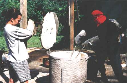  Madame Dolor�s Plourde Duong sortant une pi�ce du four � raku � 900 degr�e