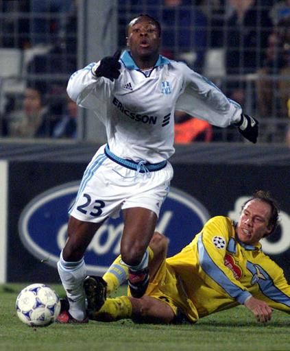 William Gallas is taken down by Nestor Sensini.