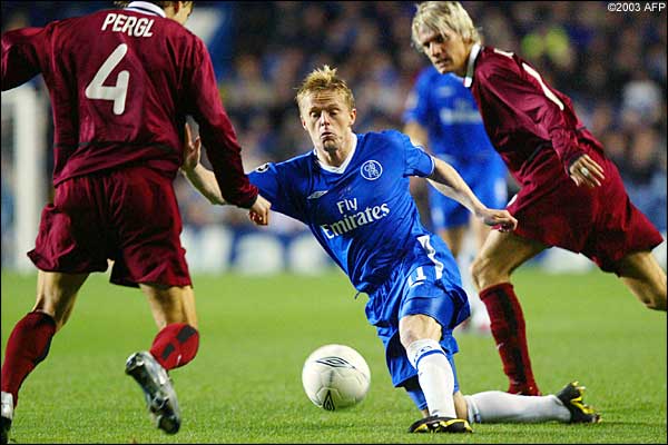 Damien Duff (centre) falls as he tries to get the ball past Pavel Pergl (left) and R�doslav Kovac (right)