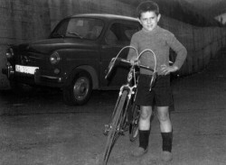 Aqu� lo tenemos con una de sus primeras bicicletas