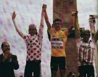 Encabezando el podium final en el Tour de Francia