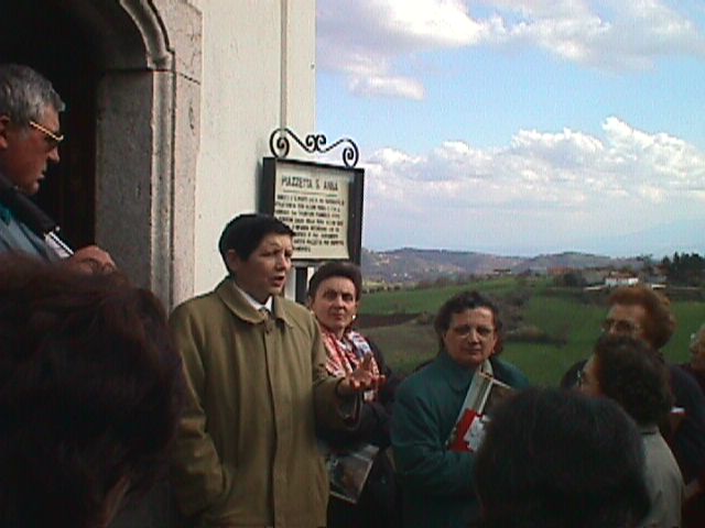 DONATO CALABRESE PARLA DI PADRE PIO AD UN GRUPPO DI PELLEGRINI A PIETRELCINA