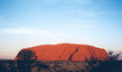 Uluru (Ayers Rock) i Northern Territory, Australia er 365 m h�y og 10 km i omkrets