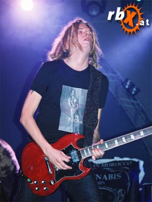 I want that guitar!!!