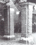 Zwei Pfeiler des 1754 errichteten stlichen Einfahrtstores des Stiftes St. Mauritz vor Mnster, 1984
