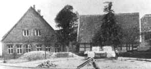 Das alte Jllenbecker Schulhaus mit Kantorwohnung (rechts) (1751-1806) und das neue Schulhaus (1806-1909), 1909