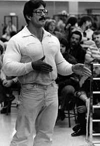 Mike Mentzer, padre del heavy duty, durante un seminario