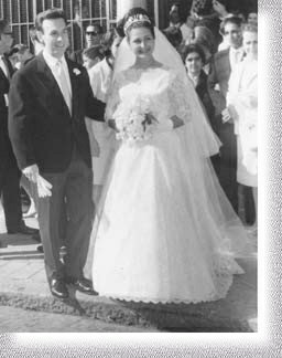 FOTOGRAF�A DE UNOS NOVIOS EN LA PUERTA DE LA IGLESIA