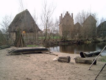 haventje, en als je nou goed kijkt zie je op ��n plaatje wat prehistorisch, een middeleeuwse kerk �n een romeins gebouw