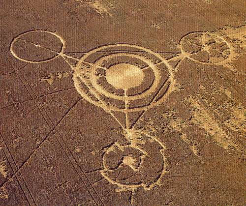 This circle appears to show three planets orbiting a single sun. Mabye it's a calling card for an alien sloar system like that on the voyger craft.