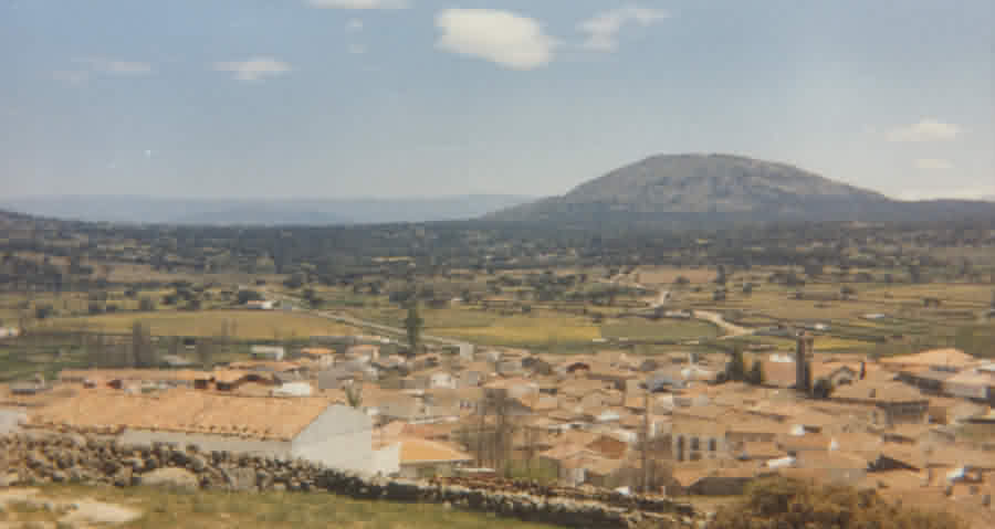 Santib��ez de B�jar, al fondo El Berrueco