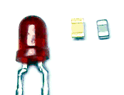 Capacitores em SMD comparados a um Led miniatura - perceba a dimens�o