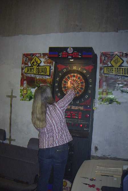 Seit kurzem hat die Bar auch ein L�wen Darts Automat / Vous pouvez aussi jouer flechettes chez nous