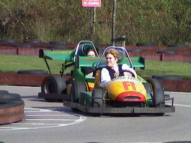 cynthia en perla in de kart.JPG (29151 bytes)