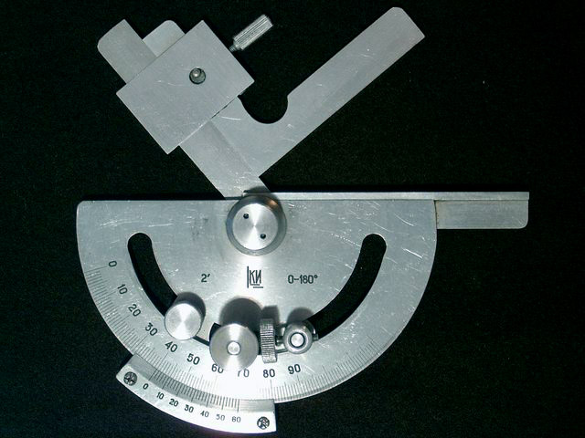 Protractor with resolution of 2 minutes of arc