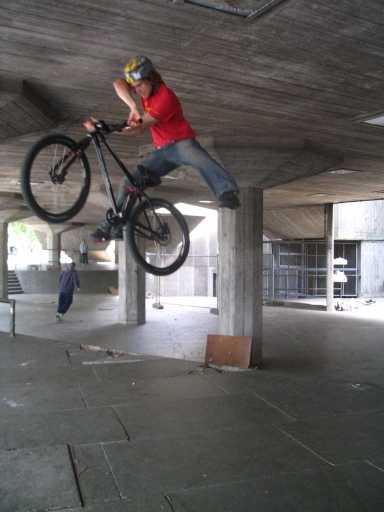 Tom onefooted x-up southbank - photo by Cord