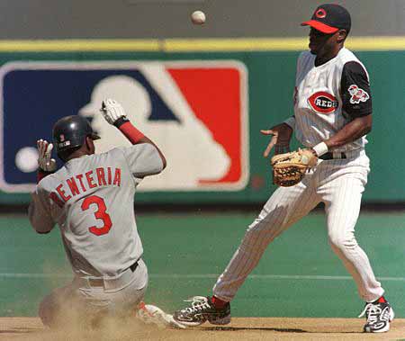 Edgar Renteria steals 2nd