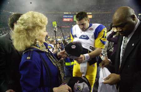 Georgia Frontiere presents Kurt Warner with Superbowl hat
