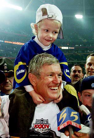 Vermeil holds 6 year old grandson on his shoulders