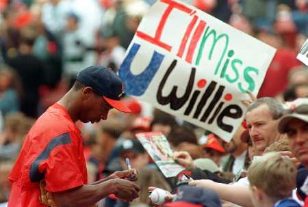 Willie signs autographs.&nbsp; I'll miss you too Willie!!!