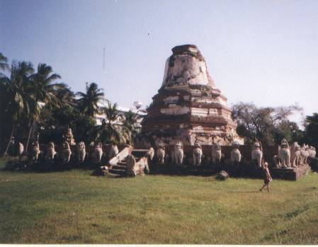 Wat Thammakarat, surrounded by lion statuary