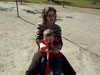 Aqu� estoy con mi mama en el parque, los columpios son mi debilidad 