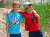 Mi hermano Alejandro (de rojo) y su gran amigo pedro (de azul) siempre de juerga