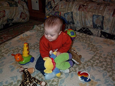 Jugando con algunos de sus juguetes