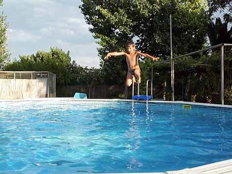 Matrix en la piscina de su abuelo