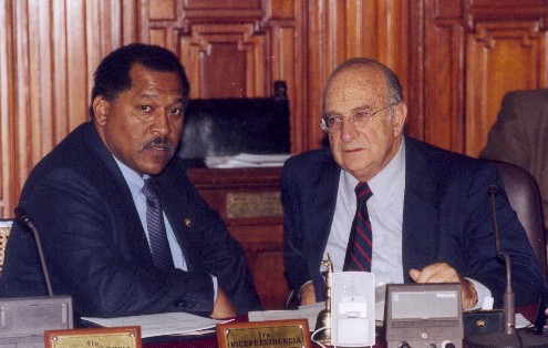 Presidente del Congreso, Dr. Carlos Ferrero, dialoga con el congresista Jos� Luis Risco, durante la sesi�n de la Comisi�n Permanente. (Foto Prensa-Congreso)