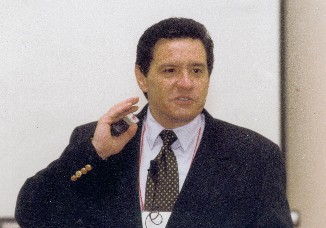 Los Seminarios Odontol�gicos Latino Americano SOLA y La Escuela de Post Grado Dental Flores  dictaron el Curso Internacional de Endodoncia denominado : � Manejo de Urgencias y Complicaciones en Endodoncia�  La gr�fica nos muestra al Dr. Daniel Flores Mubarak Presidente de Internacional y Nacional  de SOLA dando las palabras de bienvenida al expositor del evento Dr. Javier Caviedes profesor de la especialidad en la Pontifica Universidad Javeriana de Colombia.