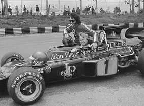 ���ި������ԳN�w�ƥOEmmo(���~)�MPeterson(����)�X�{��ߪ�����, �ƹ�W�L�̪��ͱ���L�C Picture Source: Ronnie Peterson Official Site