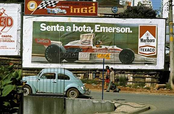 ����Emerson Fittipaldi���ඤ���i�O�_�X��]�F�Q�q�٬O��L, �L���³ƨ��ڦ訮�g���R���C �Ϭ��P����ڦ襫���X�{������Marlboro�s�i�O�C Picture Source: Sutton Images