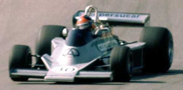 Emerson Fittipaldi�b1976�~�H���⪺�����[�J�O�}�f���a�ڨ���, �T��O���ɪ��@�Ť�{����l�a�Ӥ��֪��_��; �Ϭ��L�b�[���j��������������ɱ��p�C Picture Source: Racing Sports Cars