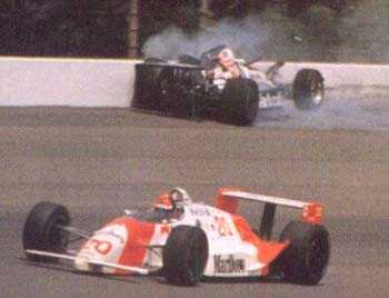 Emerson Fittipaldi�b1989�~�P�ɦ����d�S��{���M�L��500���j�ɪ��`�a�x; �Ϭ�Fittipaldi(�U��)�b�L��500���j�ɤ�����Al Unser Jr.(�W��)�C Picture Source: 8W Forix