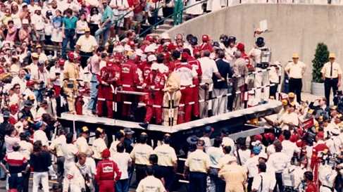 �Ϭ�Emerson Fittipaldi�M�^�������b�ӥX1993�~�L��500���j�ɫ�y�������p, �L���R�ʪ��u�����ļy���ƥ�v�]�b�o�q�ɶ��o�ͪ��C Picture Source:  Indianapolis Motor Speedway